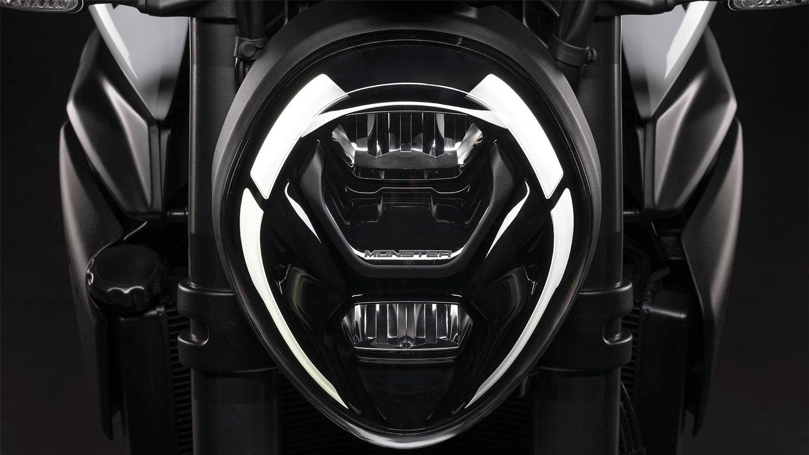 Το νέο full-LED φωτιστικό σώμα με τα χαρακτηριστικά DRL μισοφέγγαρα θυμίζει έντονα Diavel και υπογράφει την αισθητική αναβάθμιση του μοντέλου, ενώ οι 