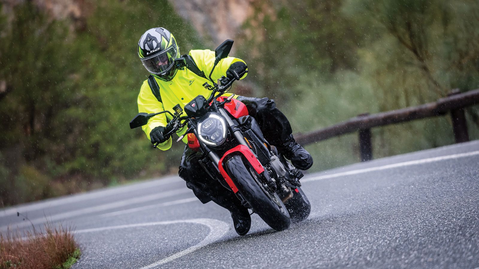 Οι αναρτήσεις είναι της Showa με ανεστραμμένο πιρούνι 43mm χωρίς ρυθμίσεις και πίσω αμορτισέρ με ρυθμιζόμενη προφόρτιση ελατηρίου. 