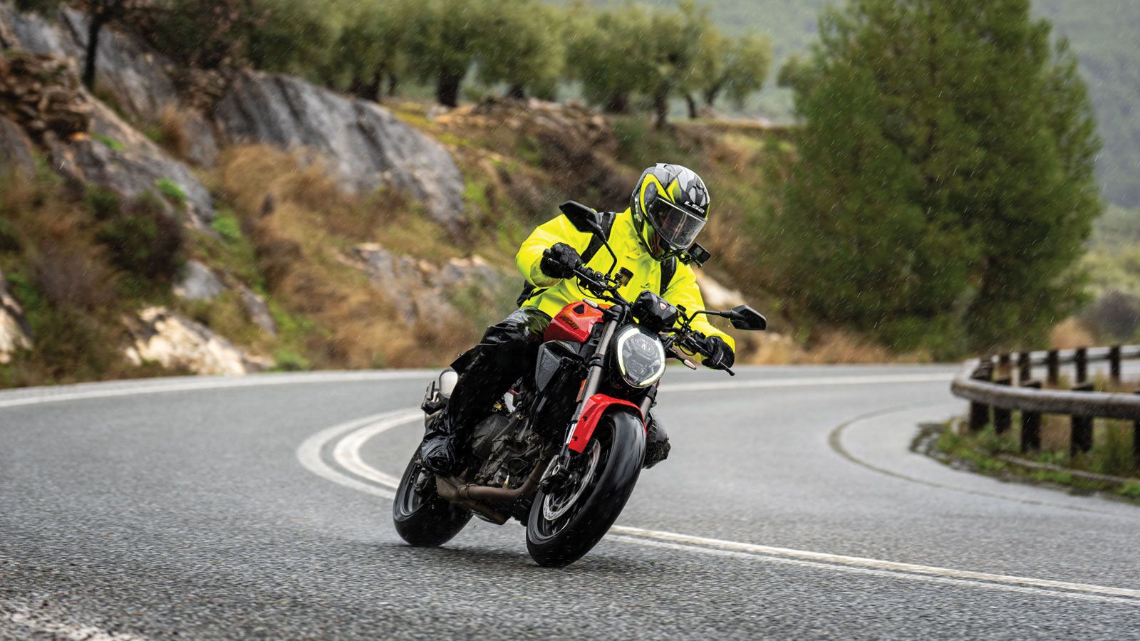 Το πρώτο που βιώνεις έντονα είναι η φιλοσοφία πίσω από την εναλλαγή απόδοσης σε κάθε riding mode και η χρησιμότητα των ήπιων χαρτογραφήσεων. 