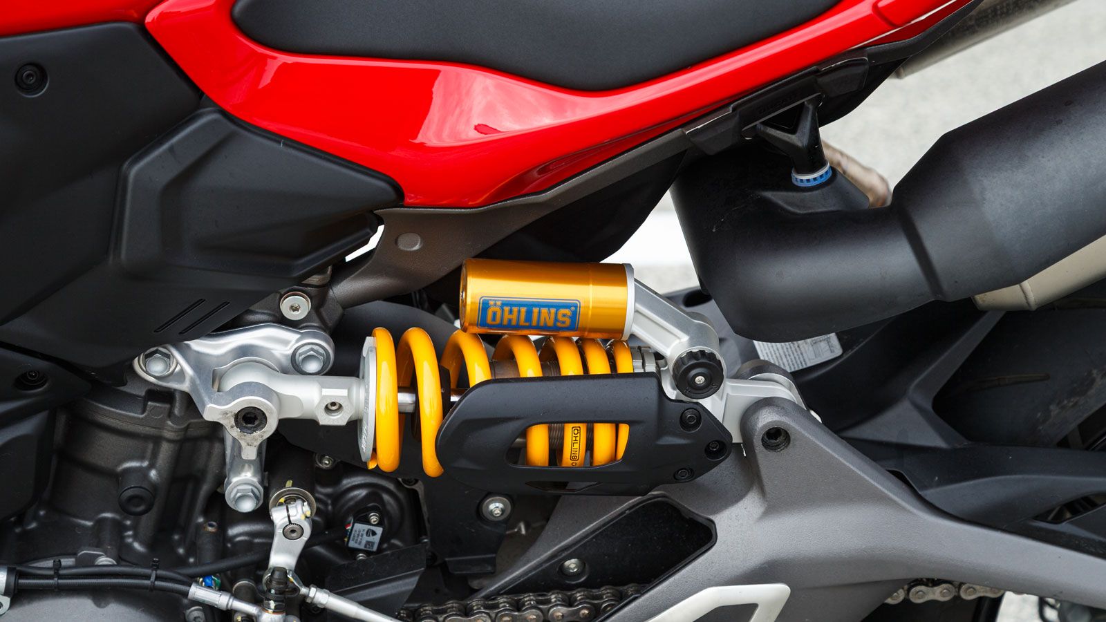 Το ατσάλινο μονοκόκ πλαίσιο χρησιμοποιεί τον κινητήρα ως ενεργό μέρος του, ενώ οι μικρές τροποποιήσεις σε ίχνος και γωνία κάστερ καθώς και το μακρύτερ