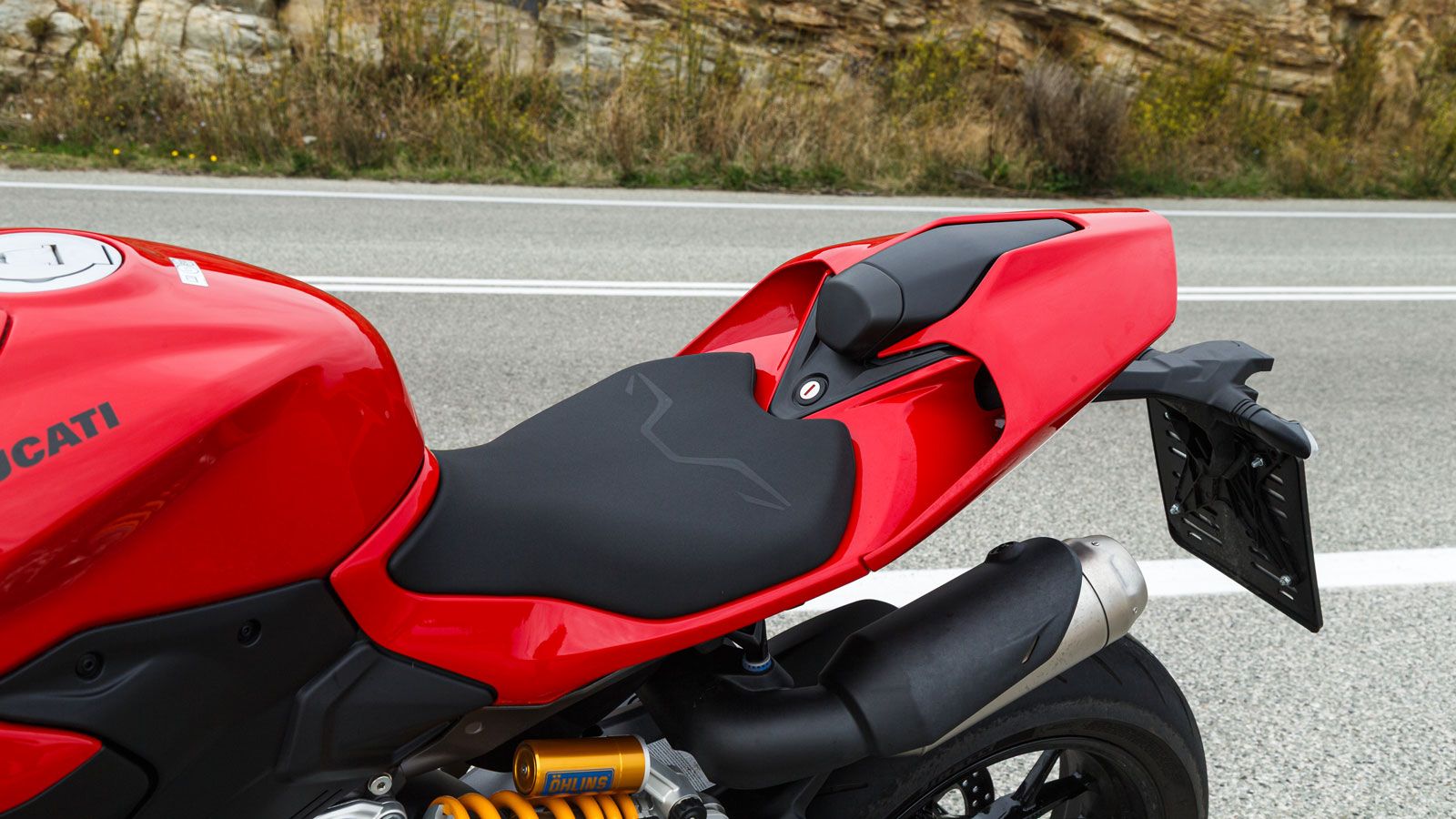 Η σκυφτή θέση οδήγησης έχει διαφοροποιηθεί ελαφρώς με φαρδύτερο κατά 30χιλ. τιμόνι και διαφορετικό σχήμα ρεζερβουάρ για την τοποθέτηση των ποδιών, ώστ