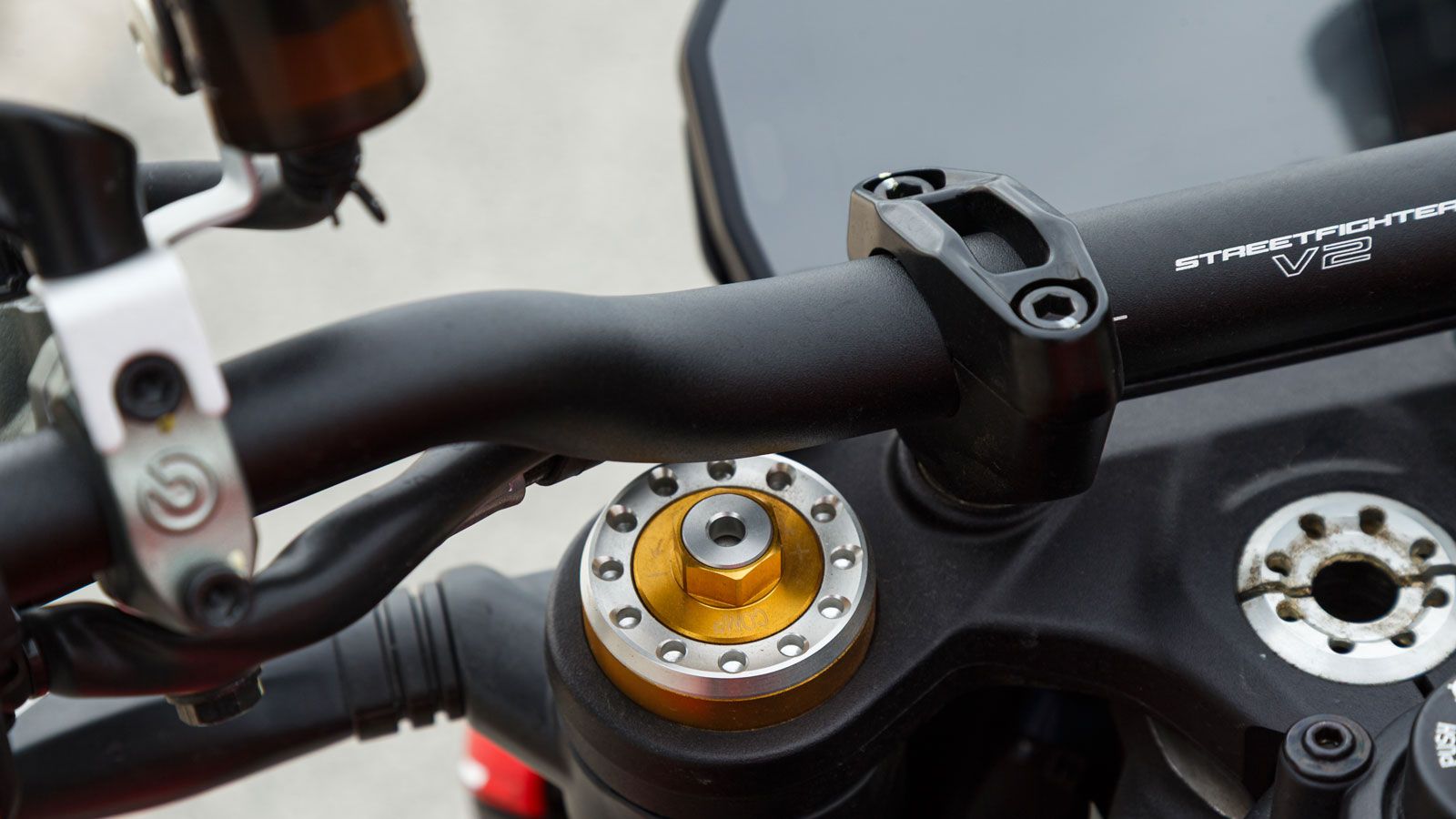 Η βασική έκδοση διαθέτει πλήρως ρυθμιζόμενο πιρούνι Marzocchi 43mm και αμορτισέρ Kayaba πίσω, ενώ και οι δύο εκδόσεις έχουν στάνταρ stabilizer τιμονιο