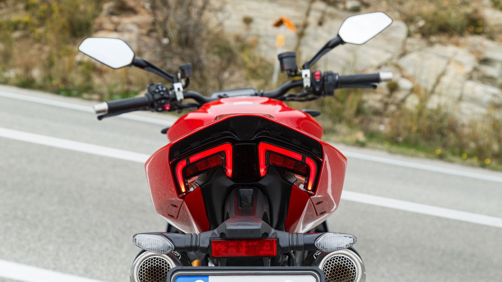 Τα καλλίγραμμα οπίσθια -από τα πιο ποθητά της αγοράς- με το διπλό μπούμερανγκ φωτιστικό και το μονόσελο, συνοδεύονται από ψηλά τοποθετημένα τελικά που