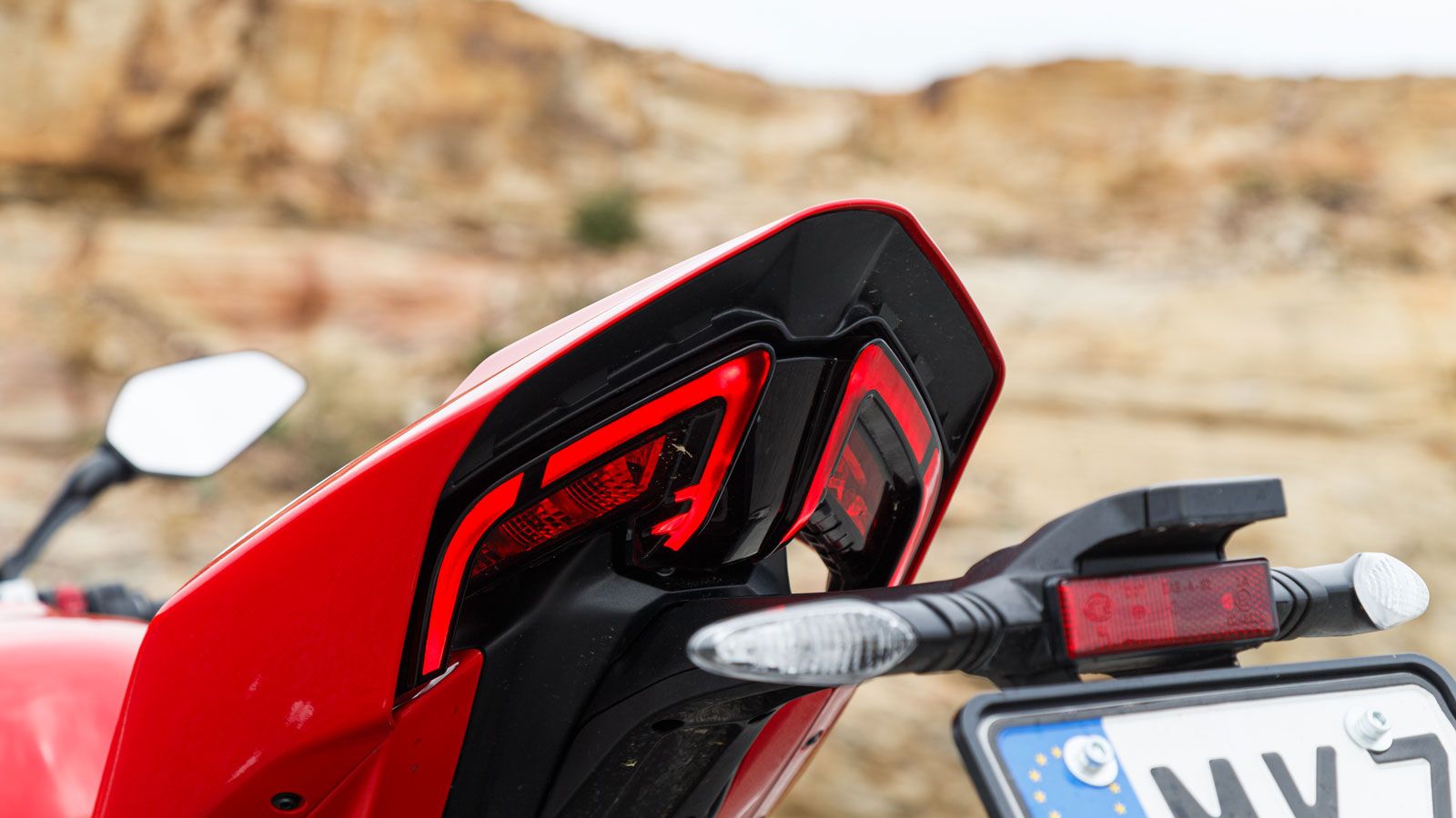  Πίσω από τις δυναμικές καμπύλες σε φέρινγκ και ρεζερβουάρ και το εκλεπτυσμένο παρουσιαστικό της καλοσχεδιασμένης σιλουέτας, προβάλει μια πιο ατίθαση 