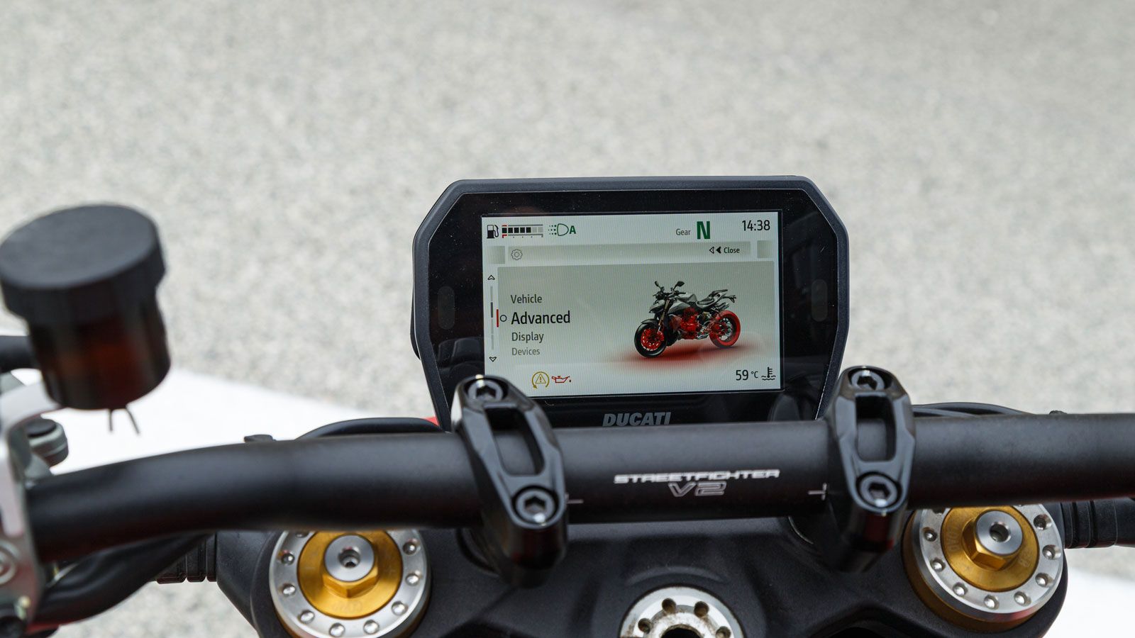 Διαθέτει τρεις επιλογές απεικόνισης Road, Road Pro και Track, το στροφόμετρο επιτελεί διπλό ρόλο και σαν shift light, ενώ μπορεί να συνδεθεί με smartp