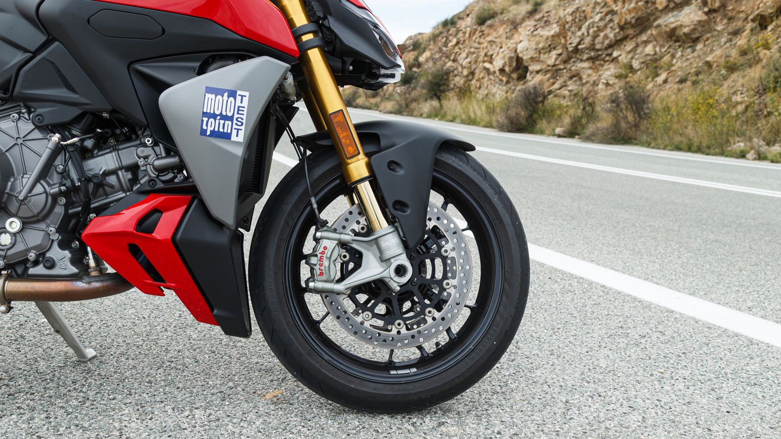 Όπως και ο φερινγκάτος αδερφός του, το Streetfighter V2S εξοπλίζεται με τα καλούδια της Öhlins,  ανέστραμμένο πιρούνι 43mm NIX30 και αμορτισέρ αμ