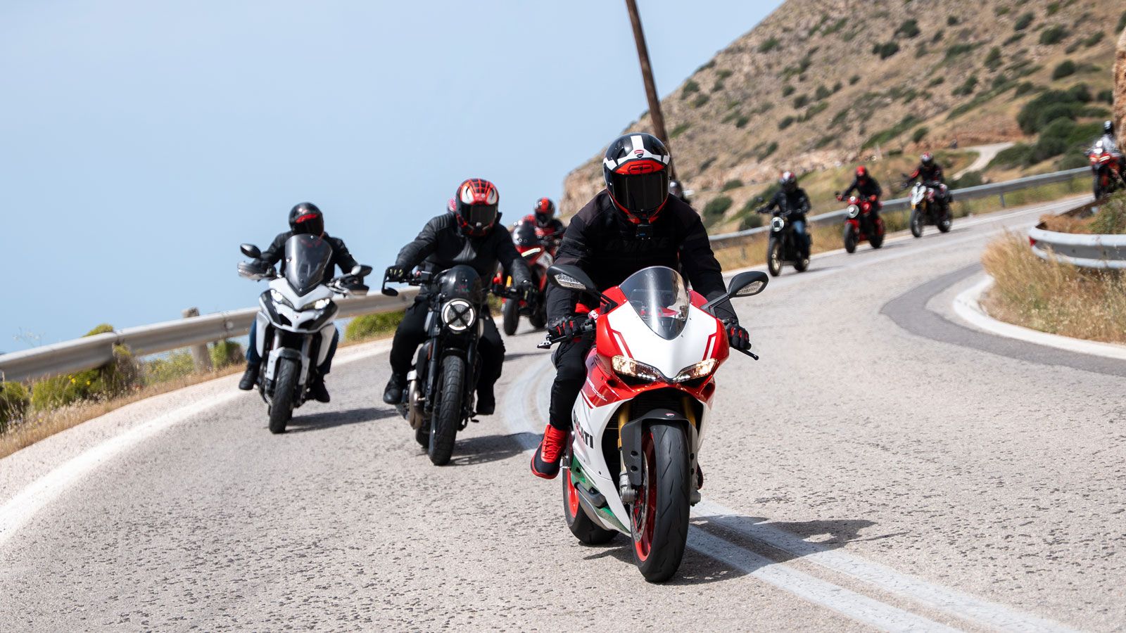 Σε κάθε χώρα, οι επίσημοι συνεργάτες της Ducati και τα Ducati Official Clubs οργανώνουν τις δικές τους συναντήσεις και βόλτες, δημιουργώντας ταυτόχρον