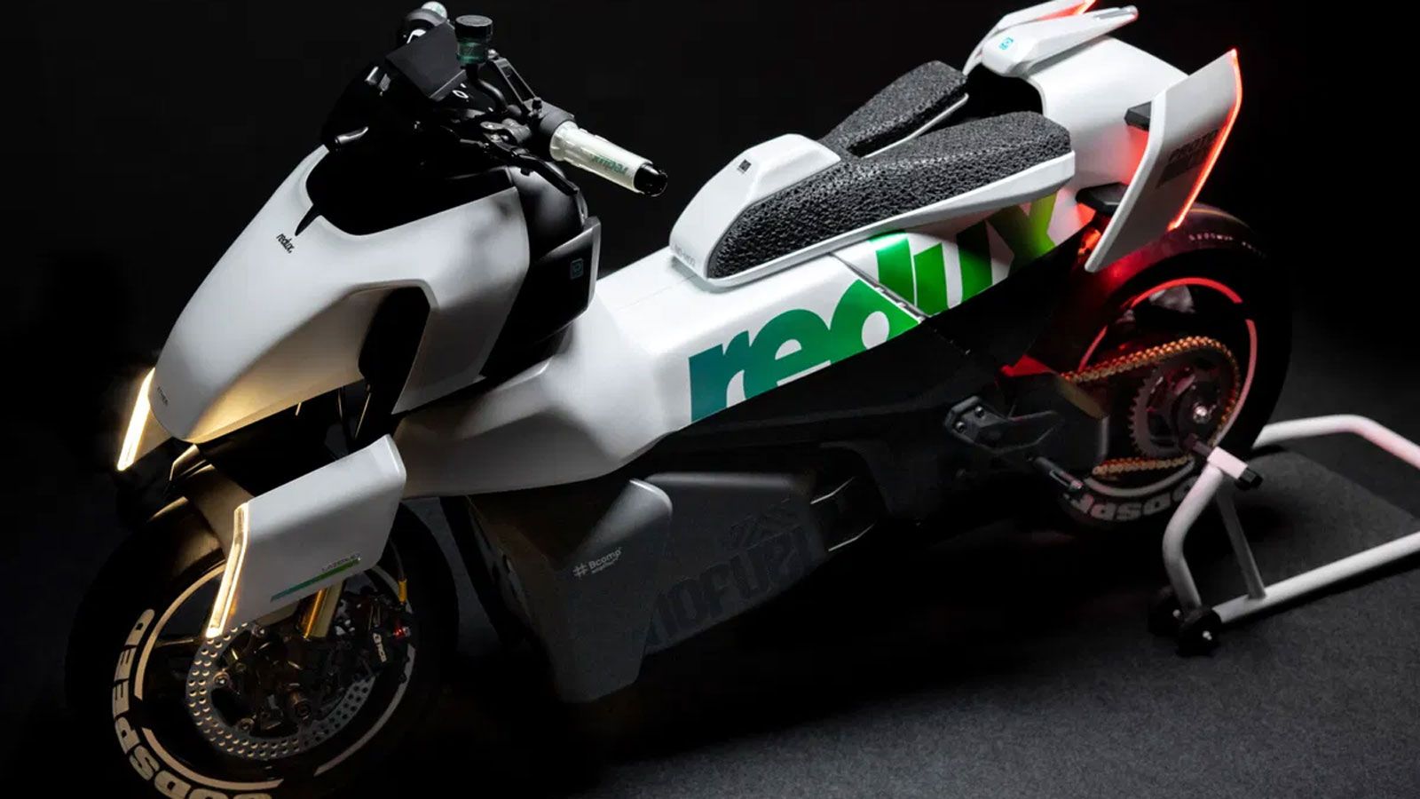 Ηλεκτρική μοτοσυκλέτα λευκή σε μαύρο φόντο.