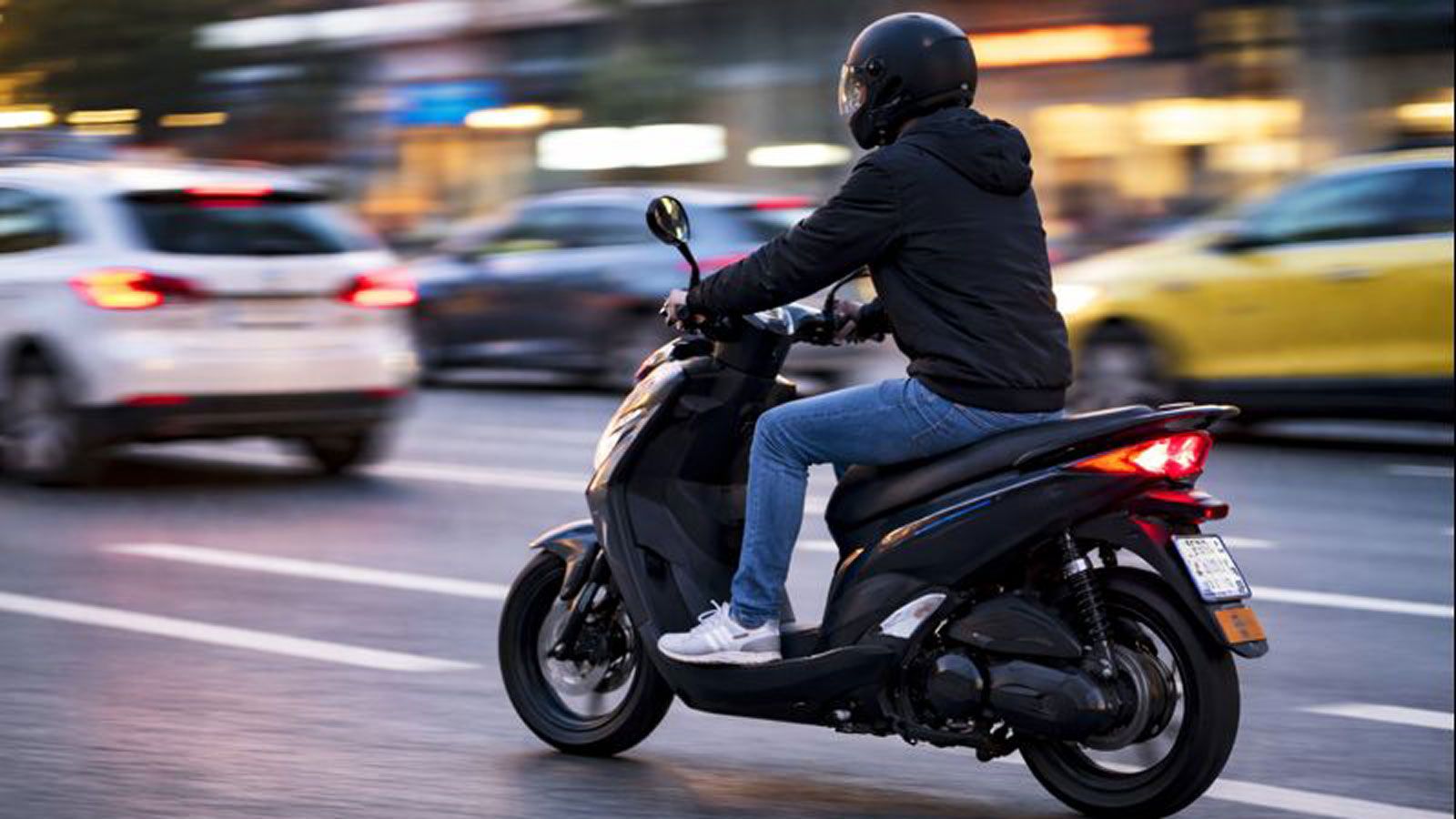 Ηλεκτρικό Scooter με γκάζι κινείται με αυξημένη ταχύτητα σε αστικό δρόμο, αναδεικνύοντας τον κίνδυνο από πειραγμένα ηλεκτρικά δίκυκλα εκτός νομοθεσίας