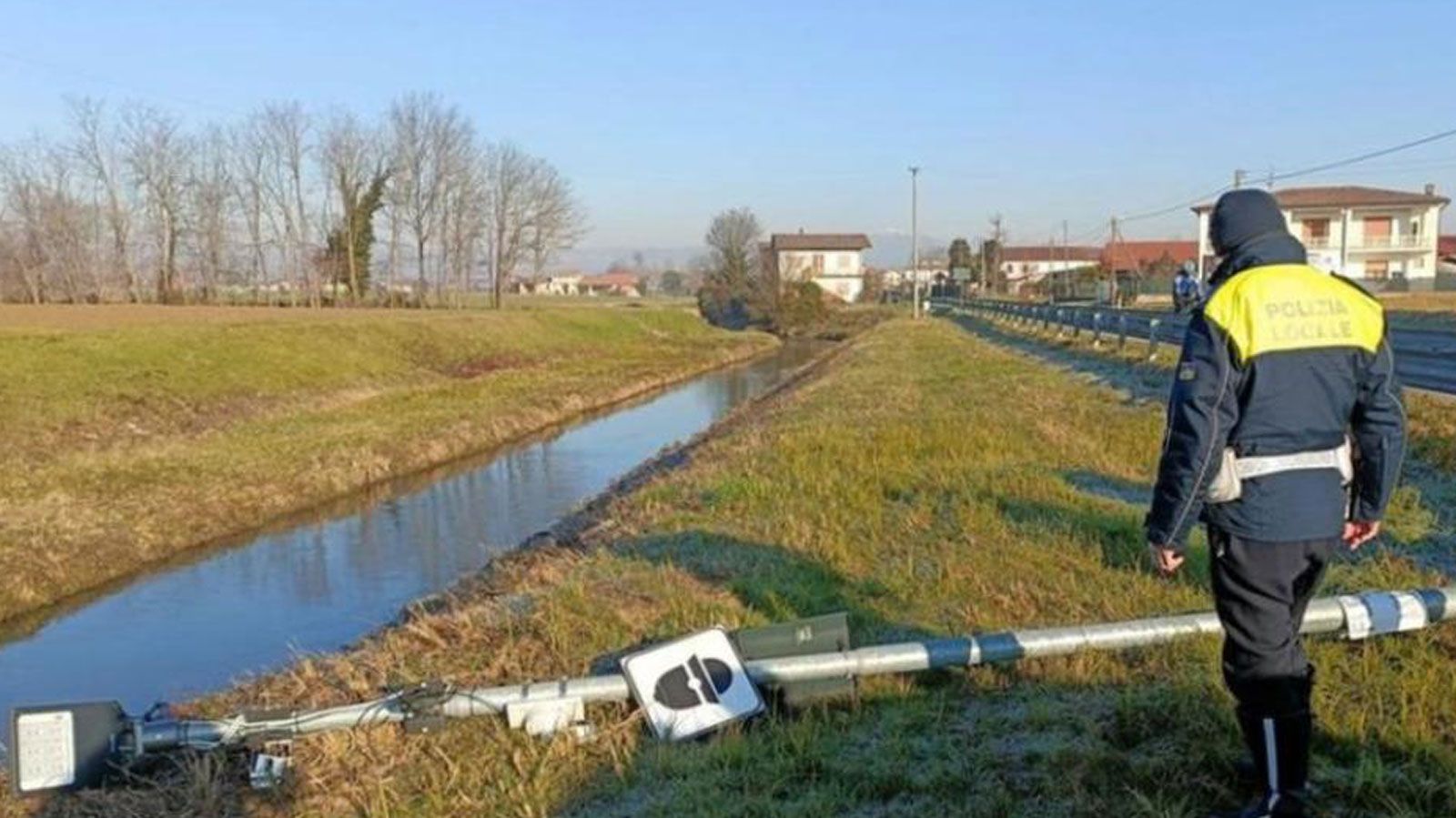 Κάμερες ταχύτητας πεσμένες κάτω. Ο «Καμεροκτόνος» ξανα χτυπά! - Ξήλωσε κάμερες ταχύτητας και γίνεται σύμβολο αντίστασης