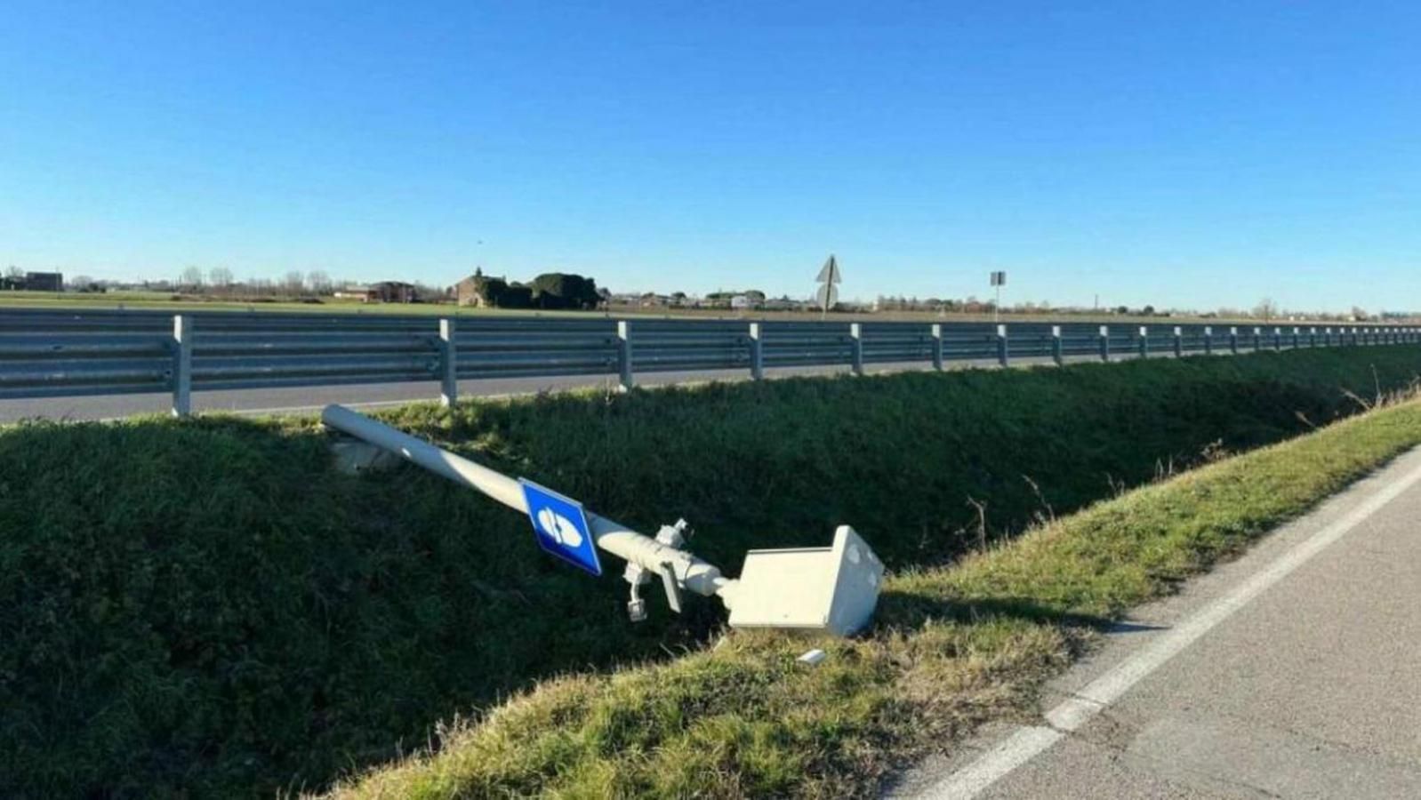 Τα ξημερώματα της 1ης Φεβρουαρίου, δύο κάμερες ταχύτητας καταστράφηκαν κοντά στο Τορίνο, σε περιοχή όπου ισχύει όριο 70 χλμ/ώρα λόγω αυξημένων ατυχημά