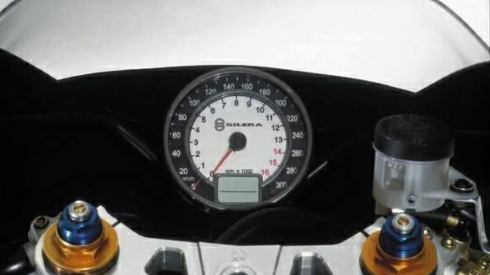 Θεωρητικά η Supersport 600 θα μπορούσε να τοποθετηθεί ανάμεσα στην ακραία και νευρική R6 και στην πιο ισορροπημένη CBR600F. Είχε τα νούμερα, είχε τον 