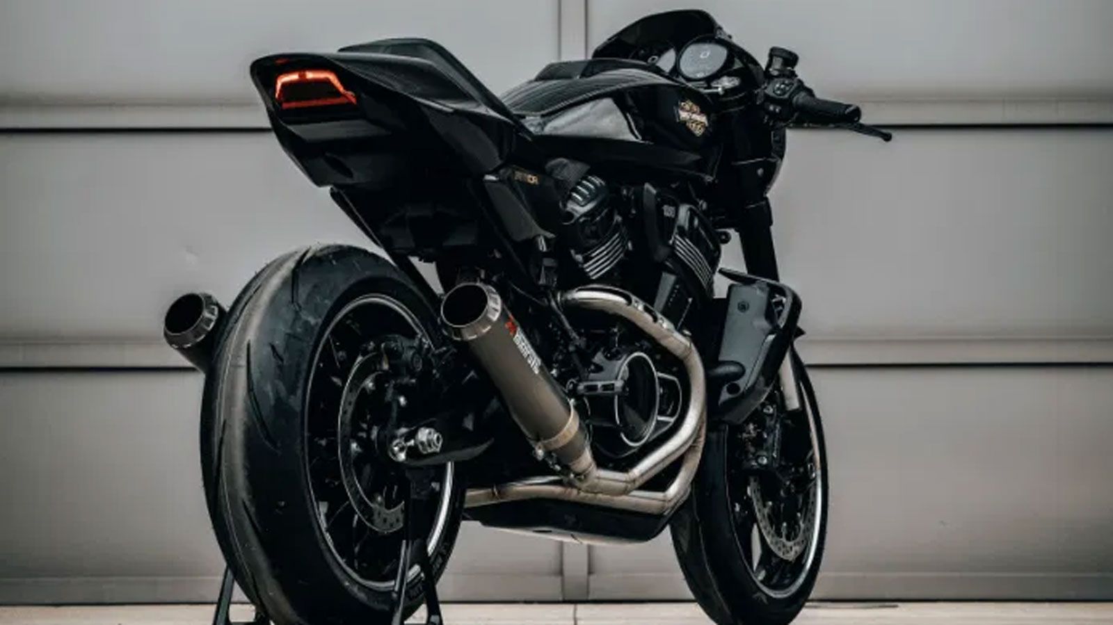 Από το ίδιο υλικό είναι κατασκευασμένα το μπροστινό φτερό, τα πλαϊνά τμήματα γύρω από το ψυγείο, αλλά και τα στοιχεία κάτω από τη σέλα του αναβάτη.