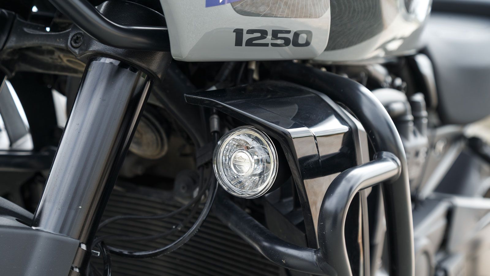 Επίσης τα Cornering lights λειτουργούν υποδειγματικά καθώς ανάβουν ανάλογα την κατεύθυνση με το που ξεκινάει να παίρνει κλίση η μοτοσυκλέτα.
