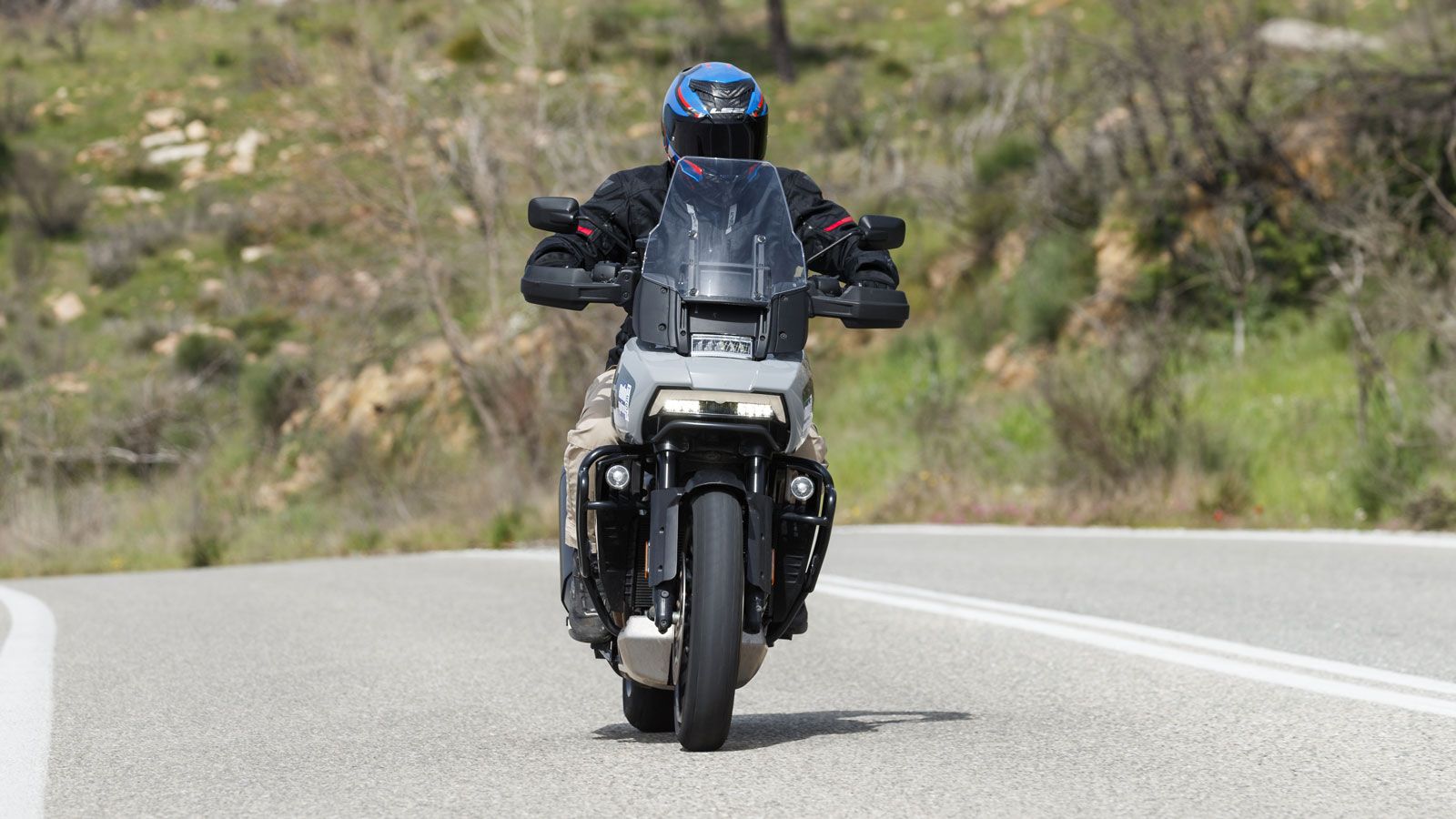 Τα Riding Modes αλλάζουν ουσιαστικά τη συμπεριφορά της μοτοσυκλέτας. Στο Road η απόκριση είναι ισορροπημένη και ιδανική για καθημερινή χρήση.