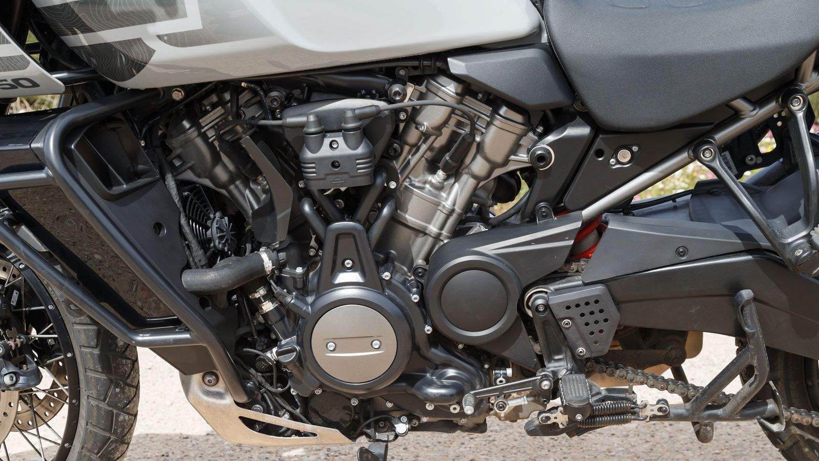 Ο αναβάτης έχει στη διάθεσή του τα Road, Sport, Rain, Off-Road, Off-Road Plus, καθώς και δύο εξατομικευμένα προγράμματα Custom A και Custom B, ώστε να