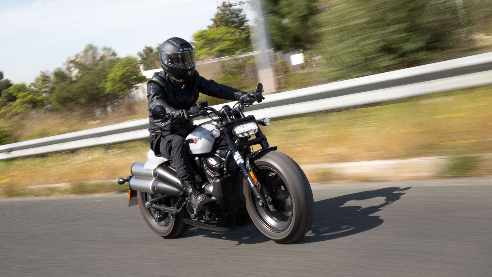 Με το που ανεβαίνεις στη σέλα της Harley-Davidson Sportster S 1250, ξυπνάει κάτι μέσα σου. Υπάρχει αυτό το πρώτο “μπαμ”, εκείνη η αίσθηση 