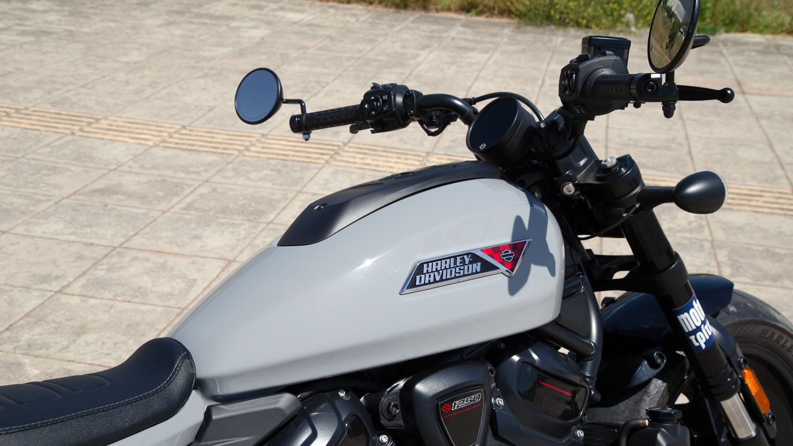 Η Harley-Davidson Sportster S 1250 καταφέρνει να συνδυάσει τον ιδιαίτερο αμερικανικό χαρακτήρα με σύγχρονη σχεδιαστική τόλμη, δείχνοντας πως η εταιρεί