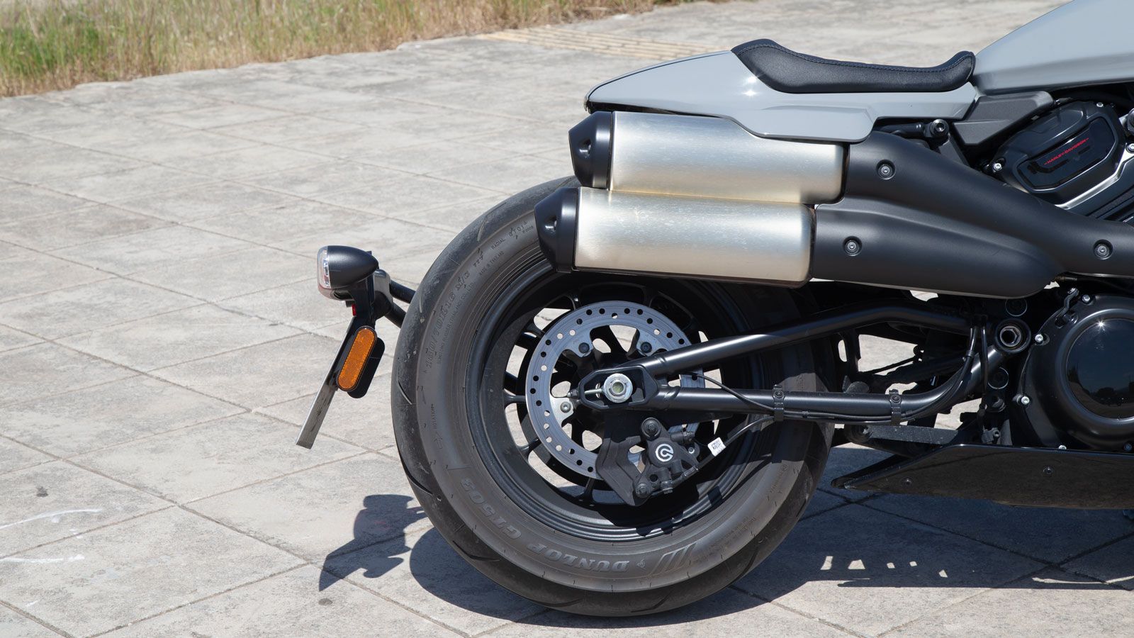 Στον τομέα της πέδησης, η Sportster S χρησιμοποιεί έναν μεγάλο εμπρός δίσκο 320 mm με ακτινική τετραπίστονη δαγκάνα Brembo Monoblock. Η δύναμη είναι ι
