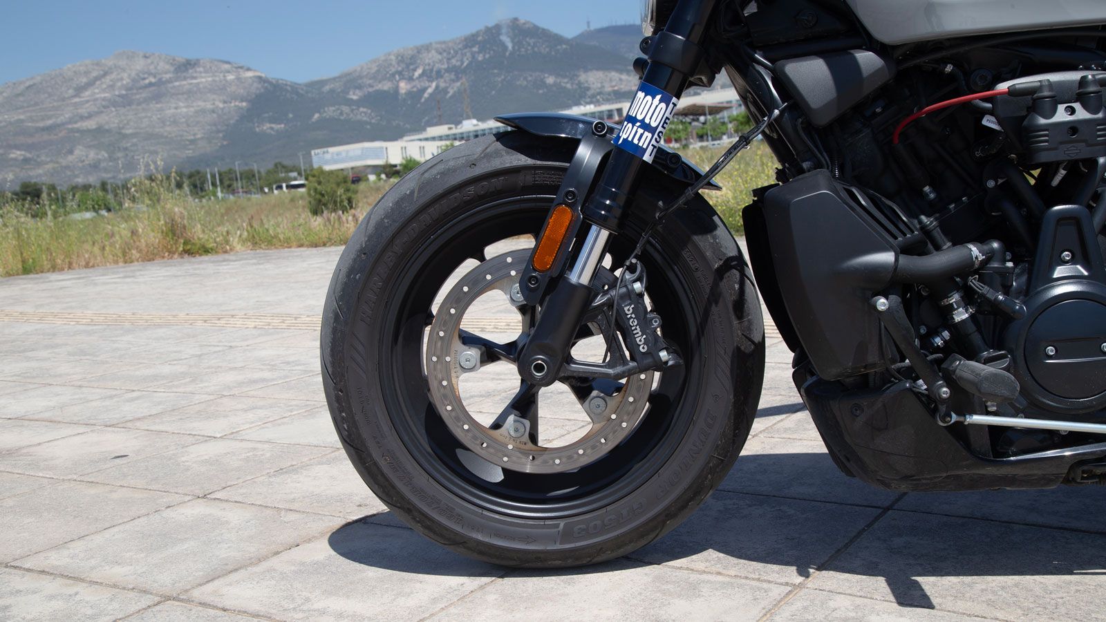 Μπροστά συναντάμε ανεστραμμένο πιρούνι Showa 43 mm, πλήρως ρυθμιζόμενο, ενώ πίσω υπάρχει μονό αμορτισέρ επίσης της Showa με ξεχωριστό δοχείο αζώτου κα