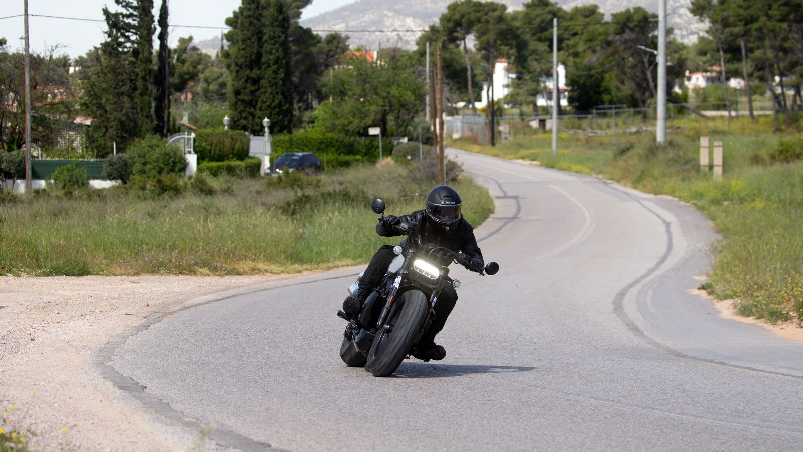 Οι ελιγμοί γίνονται πιο εύκολα χάρη στο καλό ζύγισμα, αν και κάποιες φορές οι καθρέφτες που προεξέχουν στα άκρα μπορεί να σε περιορίσουν.