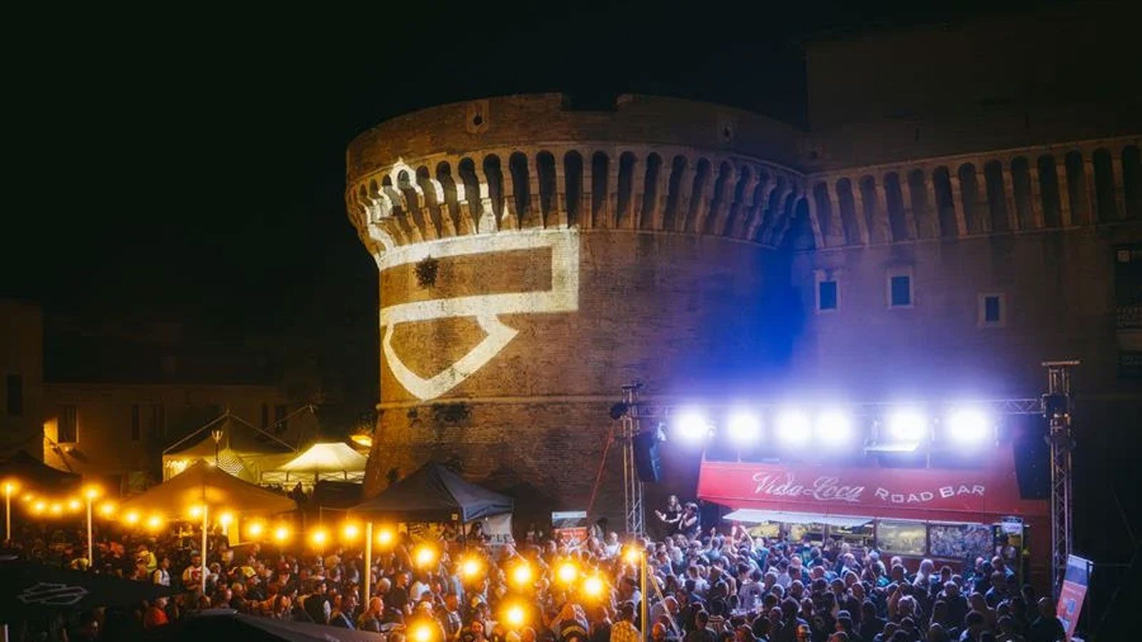 Το event δεν περιορίζεται μόνο στις μοτοσυκλέτες. Η Piazza Garibaldi φιλοξενεί την κεντρική σκηνή, όπου θα πραγματοποιηθούν live εμφανίσεις καθΆ όλη τ