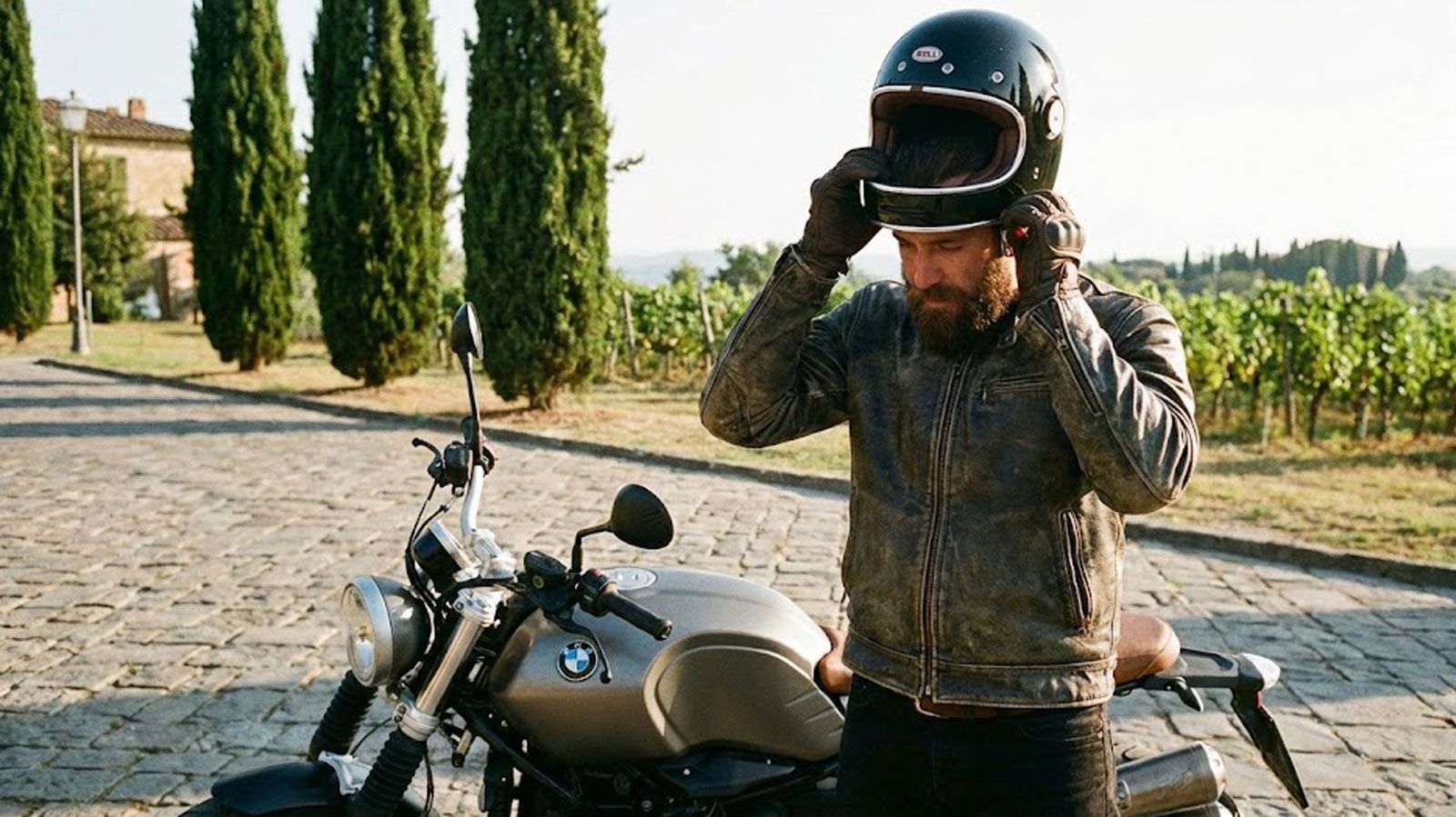 Το κράνος μοτοσυκλέτας μπορεί να αποδειχθεί σωτήριο σε μια πτώση, όμως μόνο αν εφαρμόζει και δένεται σωστά. Πολλοί το τοποθετούν βιαστικά, χωρίς να ελ