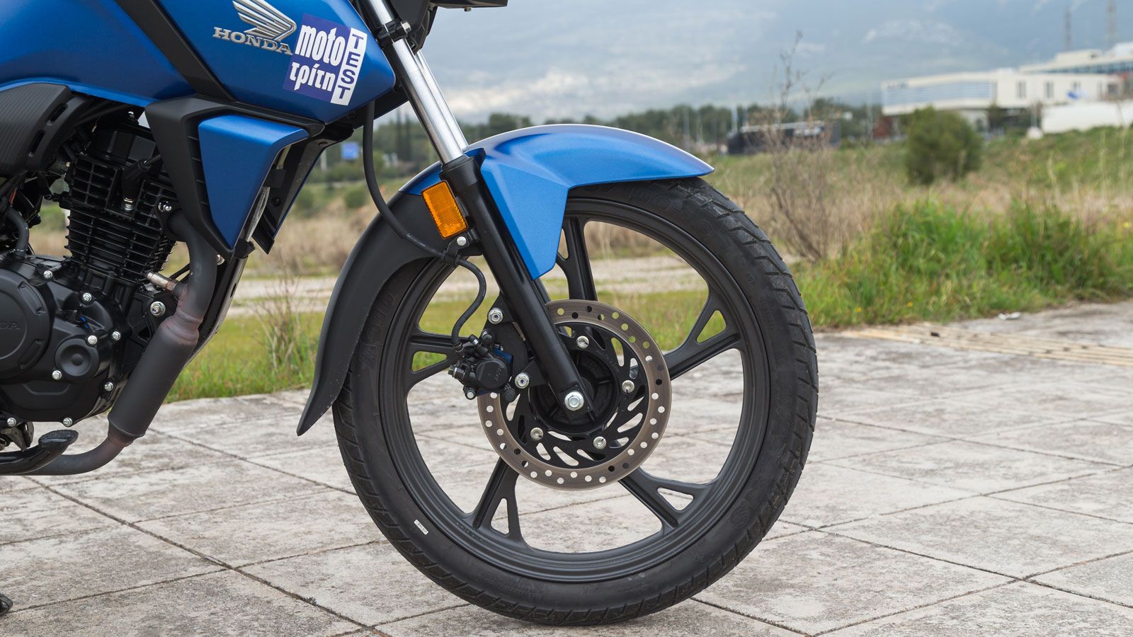 Στην ανεβασμένη τιμή της CB125F για το 2026, ίσως να ταίριαζε περισσότερο ένας μηχανισμός δισκόφρενου, όπως στο μπροστινό σύστημα, που αποτελείται από