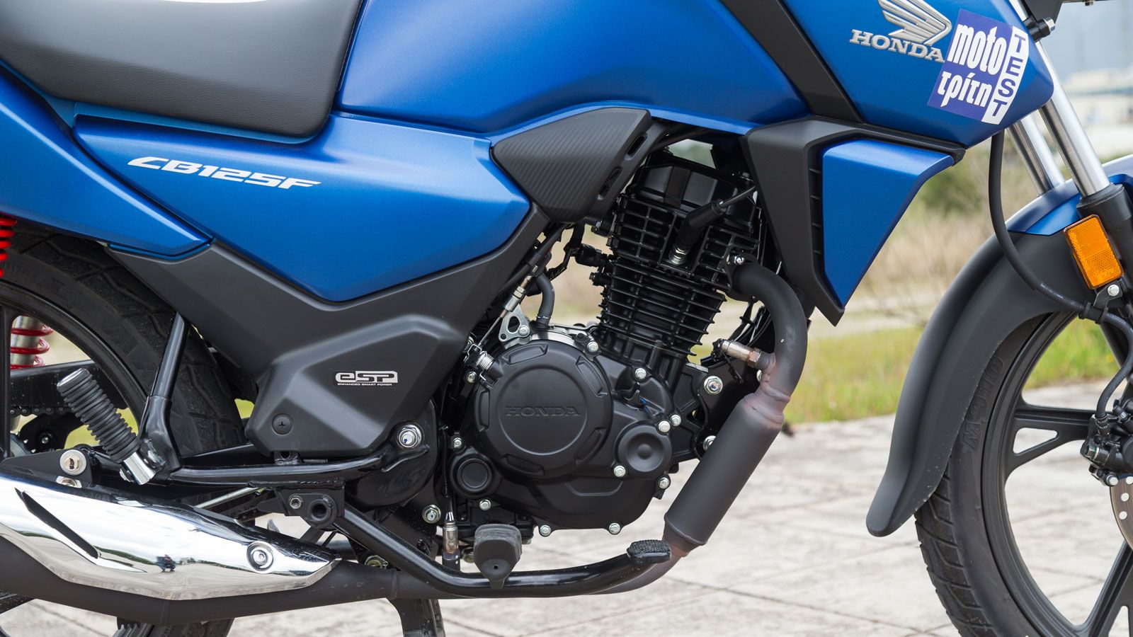 Η CB125F τροφοδοτείται από έναν αερόψυκτο, διβάλβιδο κινητήρα 124 κυβικών με απόδοση 10,9 ίππων στις 7.500σ.α.λ. και 1,11χλγμ ροπής στις 6.000σ.α.λ.