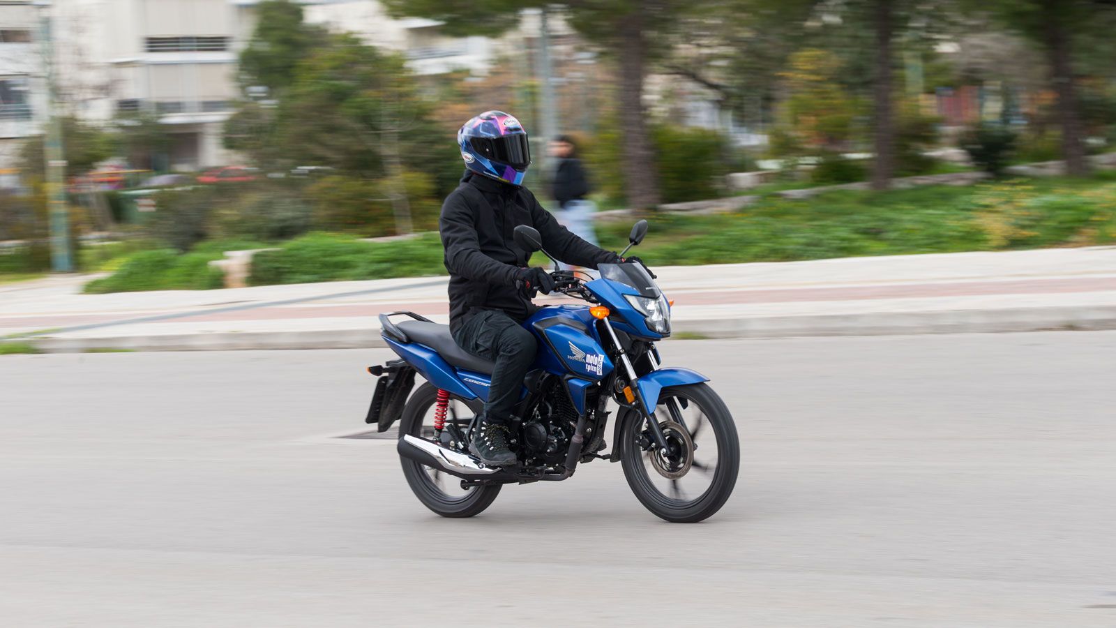 Φυσικά τα πολλά λόγια είναι περιττά για την ευκολία χρήσης μέσα στην πόλη, καθώς το μικρό της βάρος (117 κιλά) και το μεγάλο κόψιμο του τιμονιού θα σε