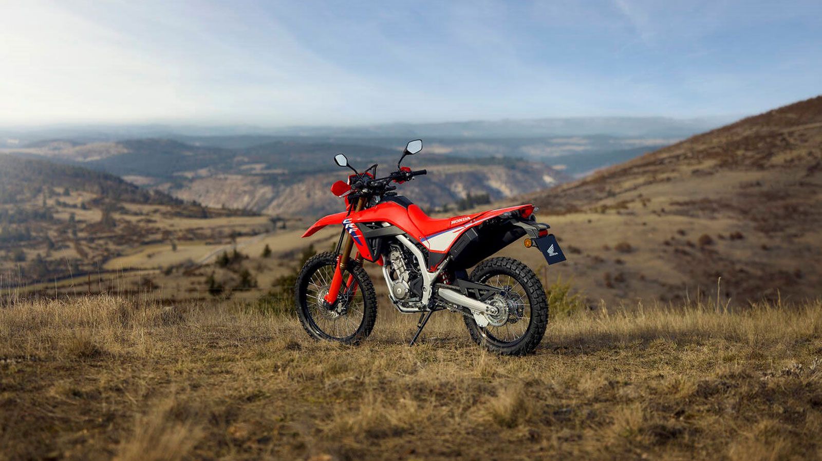 Η Honda CRF300L είναι από τα πιο ολοκληρωμένα μοντέλα της κατηγορίας dual-sport, σχεδιασμένη για να καλύπτει τα πάντα: από καθημερινές μετακινήσεις μέ