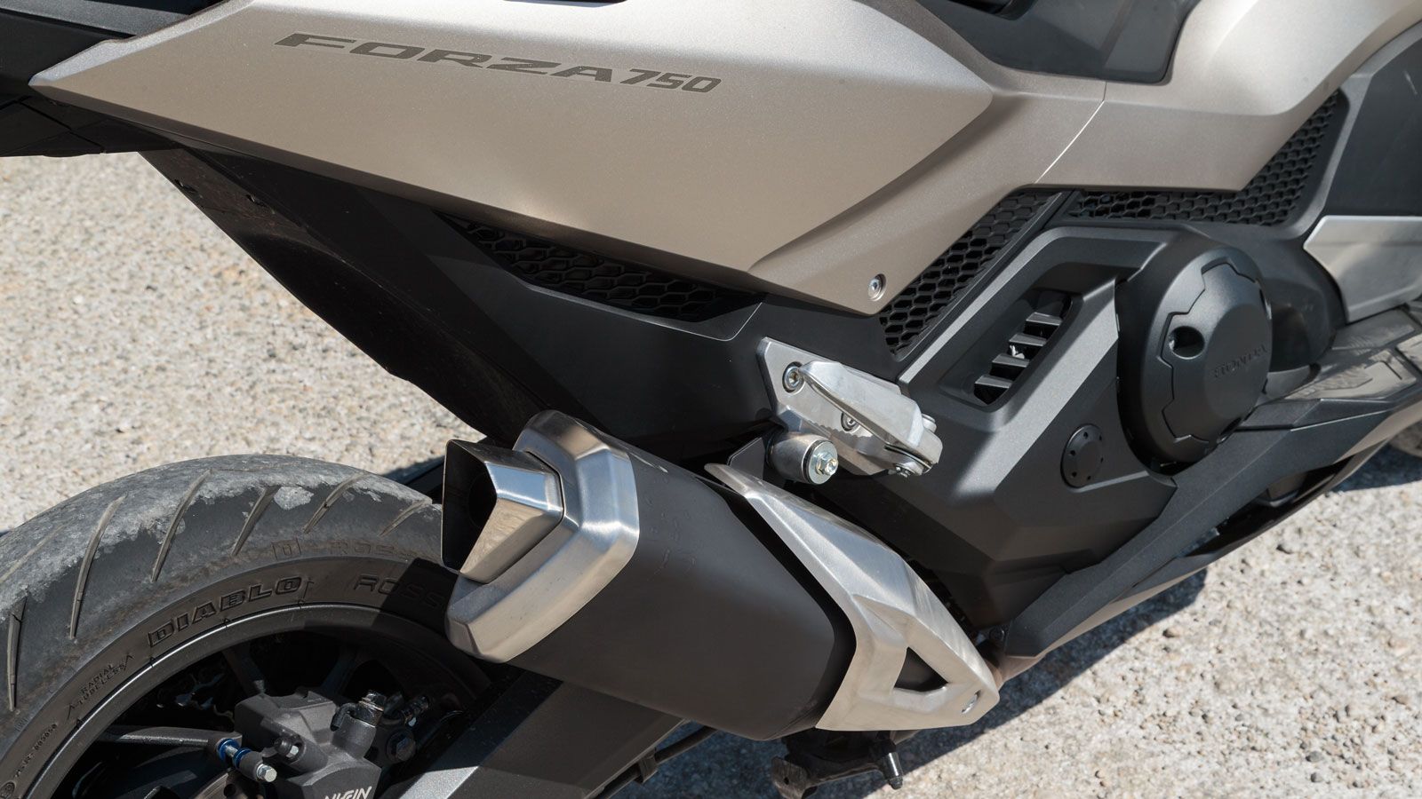 πως και στο X-ADV, για το 2025 έχουν αναθεωρηθεί οι λειτουργικές παράμετροι του DCT κιβωτίου με στόχο ομαλότερες εκκινήσεις από στάση και ευκολότερο χ