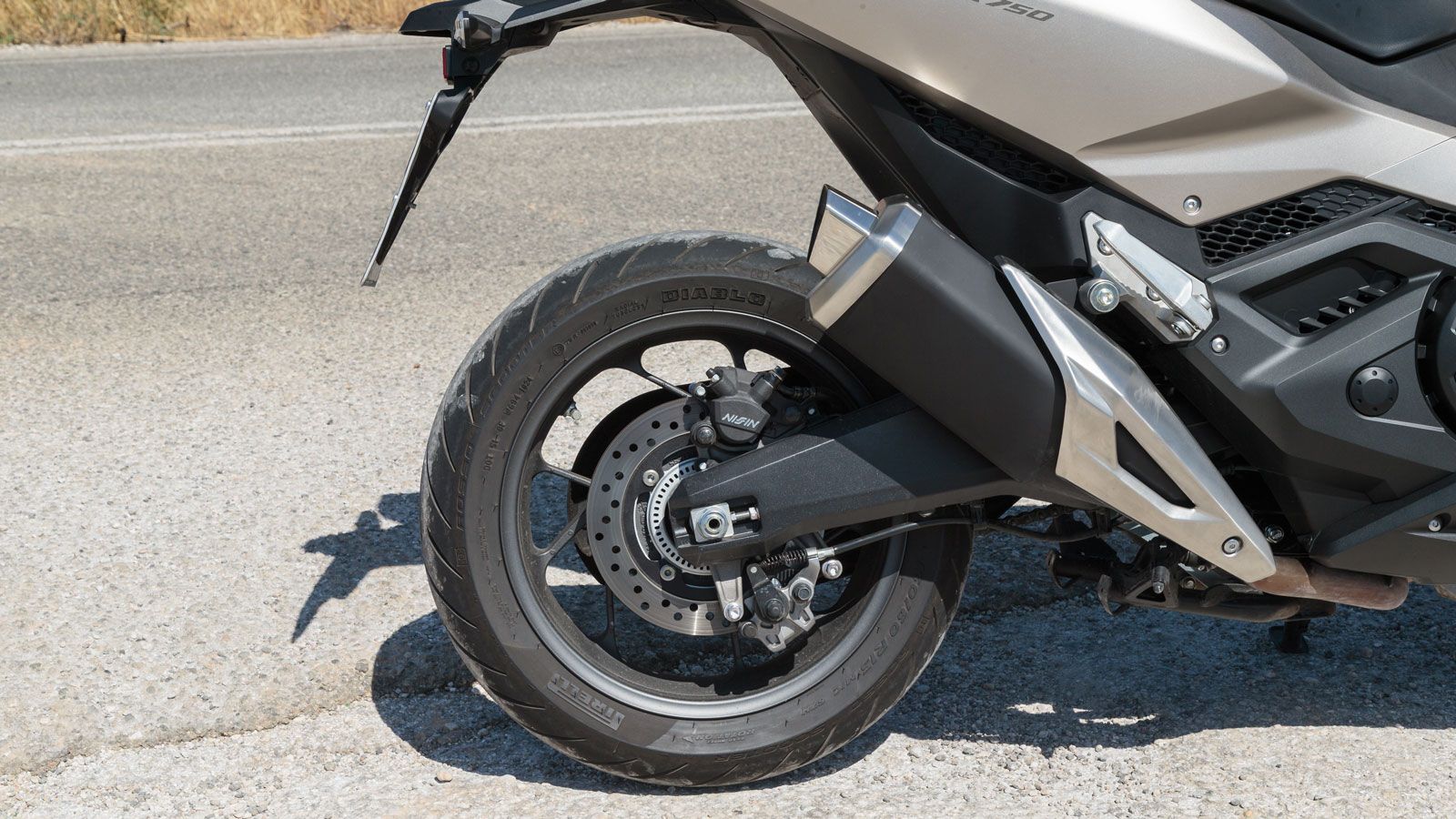 Η γωνία κάστερ είναι στις 27°, το ίχνος στα 104mm και το μεταξόνιο στα 1580mm, ενώ το συνολικό βάρος της μοτοσυκλέτας, πλήρες υγρών, ανέρχεται στα 236