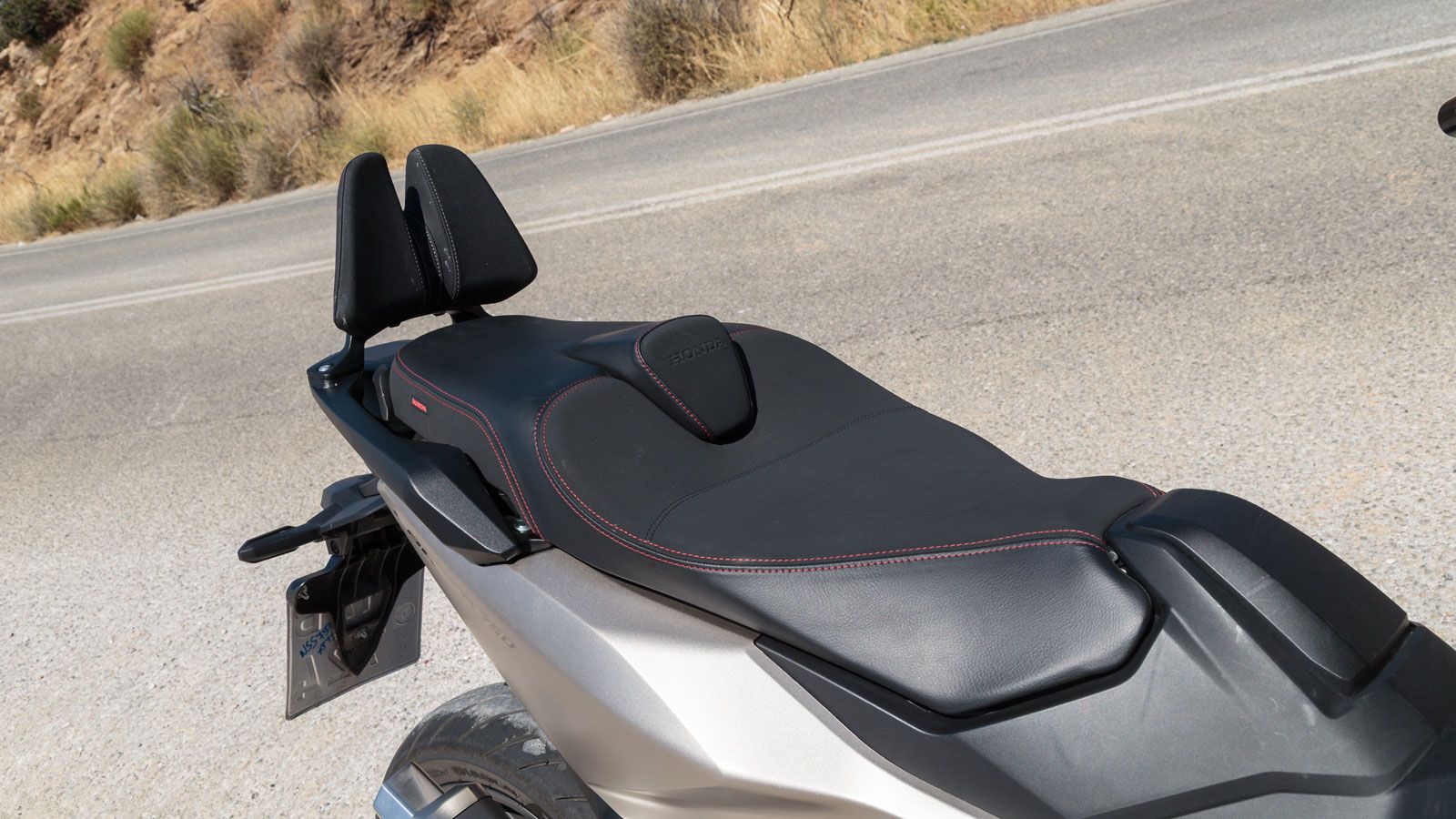 Η συνομοταξία των mega scooter οφείλει να λύνει εξισώσεις πρακτικότητας και το Forza έχει όλες τις απαντήσεις σχετικά με την ευχάριστη παραμονή του αν