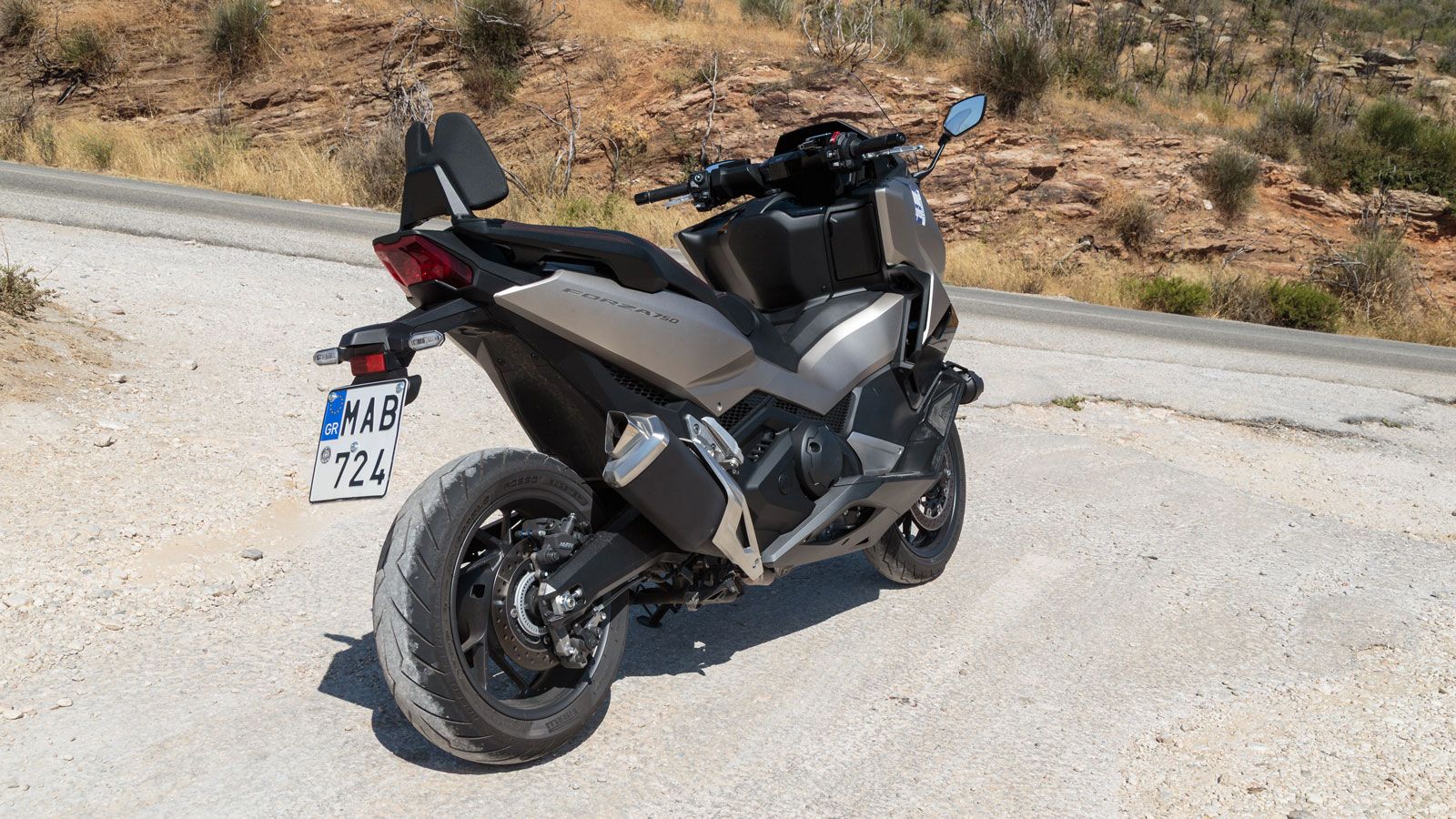 Τα πλαϊνά πλαστικά χαρακτηρίζονται από πιο ξεκάθαρες και πιο αιχμηρές γραμμές με τους αεραγωγούς να προσθέτουν επιπλέον ένταση στον δυναμισμό που εκπέ