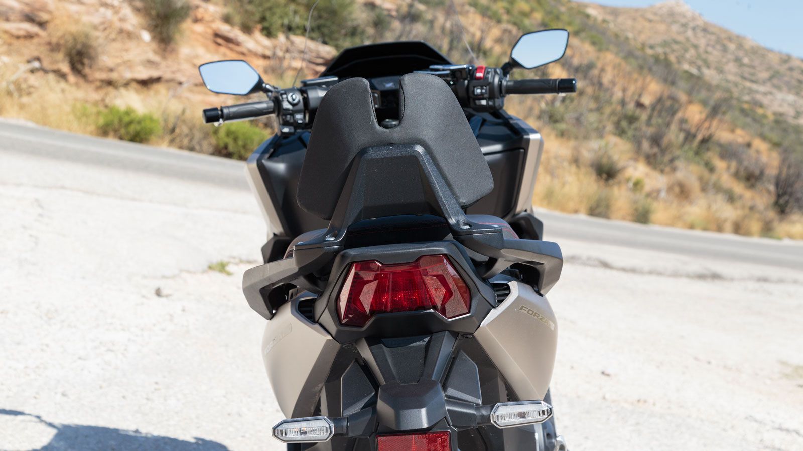 Tο πίσω μέρος είναι γνώριμο με την ελαφρώς ανασηκωμένη ουρά, το παραλληλόγραμμο φωτιστικό σώμα και τα φλας με τη λειτουργία  έκτακτης ανάγκης  Emergen