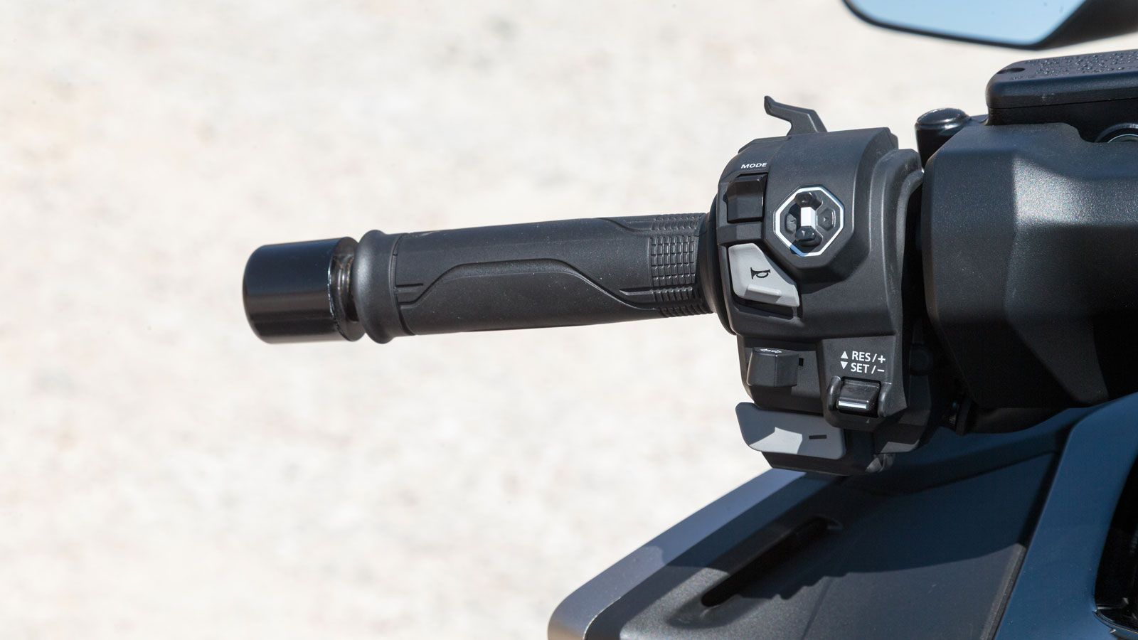 Ένας νέος σταυρός 4 κατευθύνσεων με οπίσθιο φωτισμό αναλαμβάνει την πλοήγηση στις επιμέρους ρυθμίσεις του μενού της οθόνης, δύο επιπλέον διακόπτες ενε