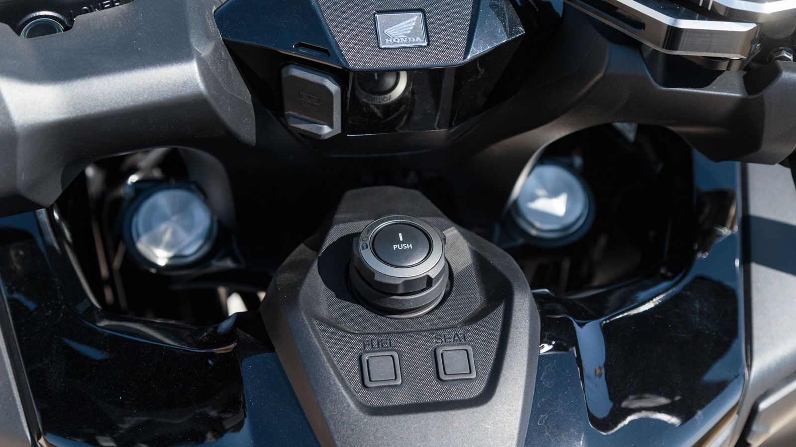 Εκκίνηση κινητήρα, άνοιγμα σέλας και τάπας ρεζερβούαρ όλα γίνονται αυτόματα, με το κλειδί στην τσέπη, ενώ το χειρόφρενο στα δεξιά του τιμονιού διασφαλ