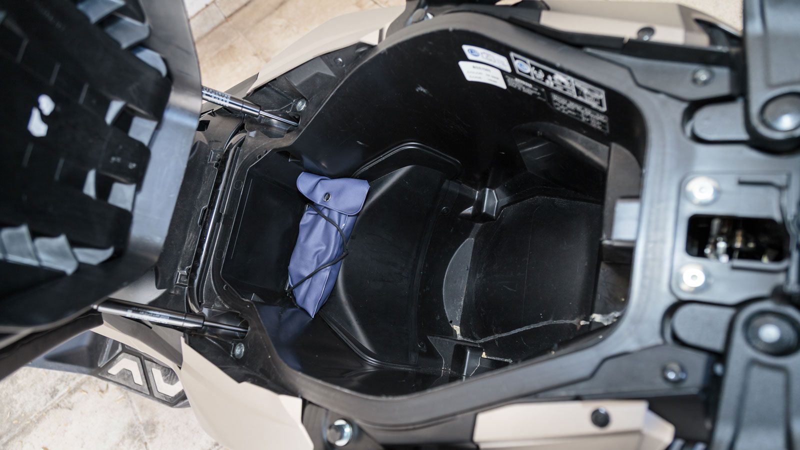 το κάτω μέρος, ο φωτιζόμενος χώρος 20 λίτρων επαρκεί για ένα full face κράνος, με τα μικροαντικείμενα να έχουν δικό τους ντουλαπάκι στα δεξιά της ποδι