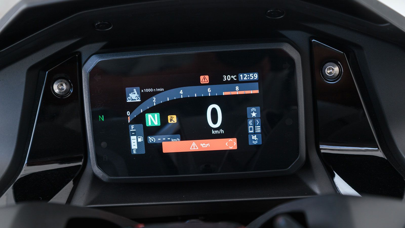 Η TFT οθόνη 5 ιντσών αναθεωρήθηκε με νέα γραφικά και 3 διαφορετικά μοτίβα απεικόνισης, ενώ με την εφαρμογή Honda Road Sync μπορείς να διαχειριστείς κλ