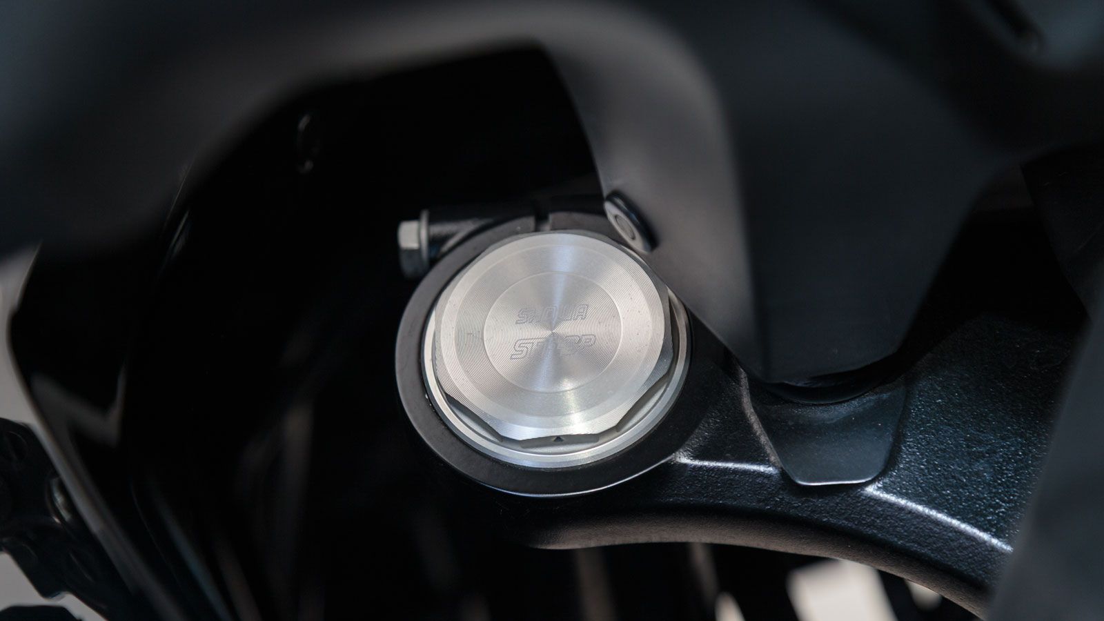 Ένα ανεστραμμένο πιρούνι Big Piston της Showa 41 χιλιοστών χωρίς ρυθμίσεις καθοδηγεί το μπροστινό τροχό των 17 ιντσών, ενώ το monoshock αμορτισέρ με τ