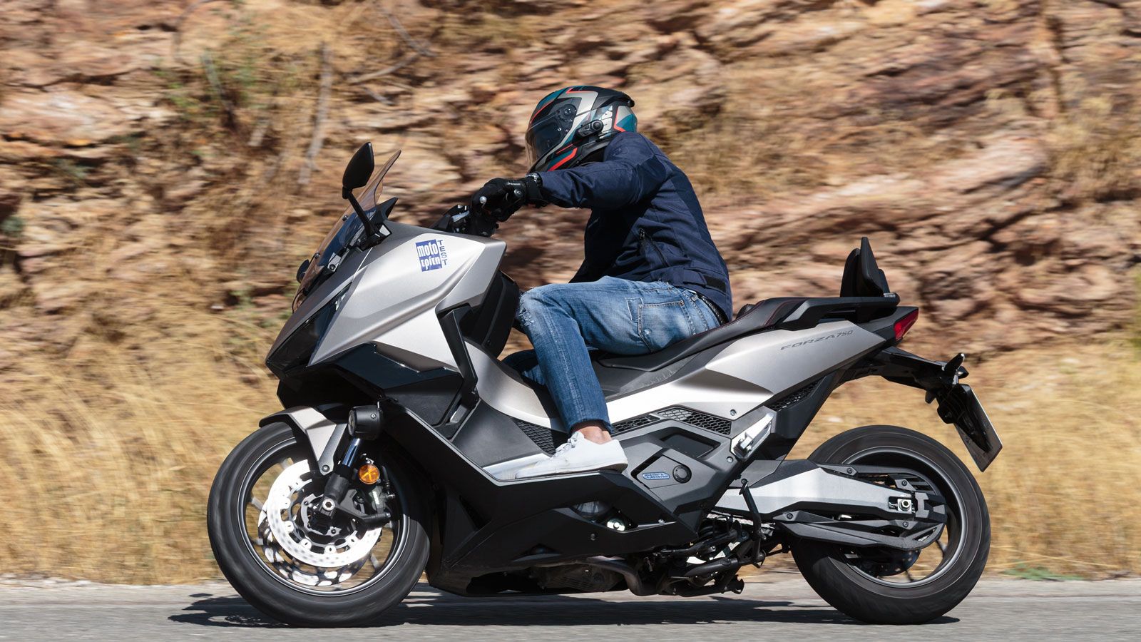 Γραμμικός χωρίς ξεσπάσματα και ελαστικός για να κινείσαι με μια ή δύο σχέσεις πάνω, χορεύει τανγκό με το κιβώτιο DCT δείχνοντας δύο πρόσωπα, αυτό της 