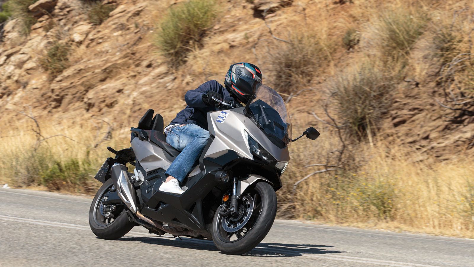 Η τιμή του Honda Forza 750 κρίνεται απόλυτα λογική δεδομένης και της τιμολογιακής πολιτικής των ανταγωνιστών του, με τη διαφορά ότι εδώ έχουμε να κάνο