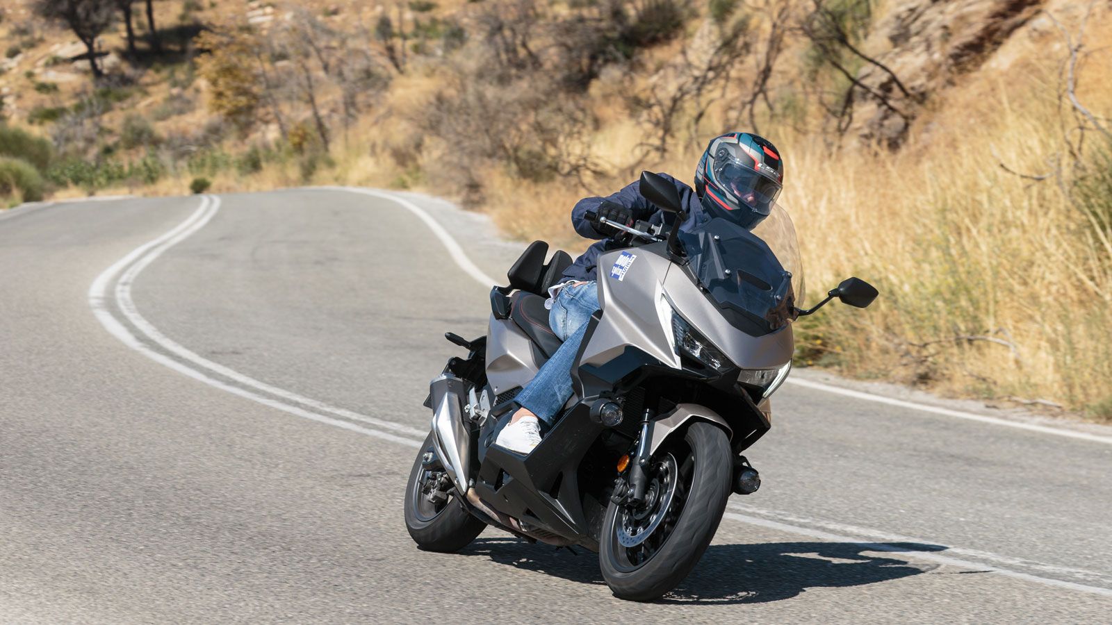 Το κιβώτιο DCT αποτελεί εδώ και χρόνια τεχνολογική επιτομή, ακολουθώντας αυτόματα όσα προστάζει η ευκολία ενός scooter και δίνοντας χέρι πρωτοβουλίας 