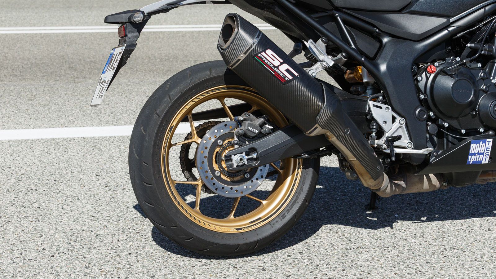 Οι 17άρηδες χυτοί τροχοί αλουμινίου πολλαπλών ακτίνων μειώνουν το βάρος και συνεργάζονται ιδανικά με τα Dunlop Roadsport 2, που εξασφαλίζουν υψηλό επί