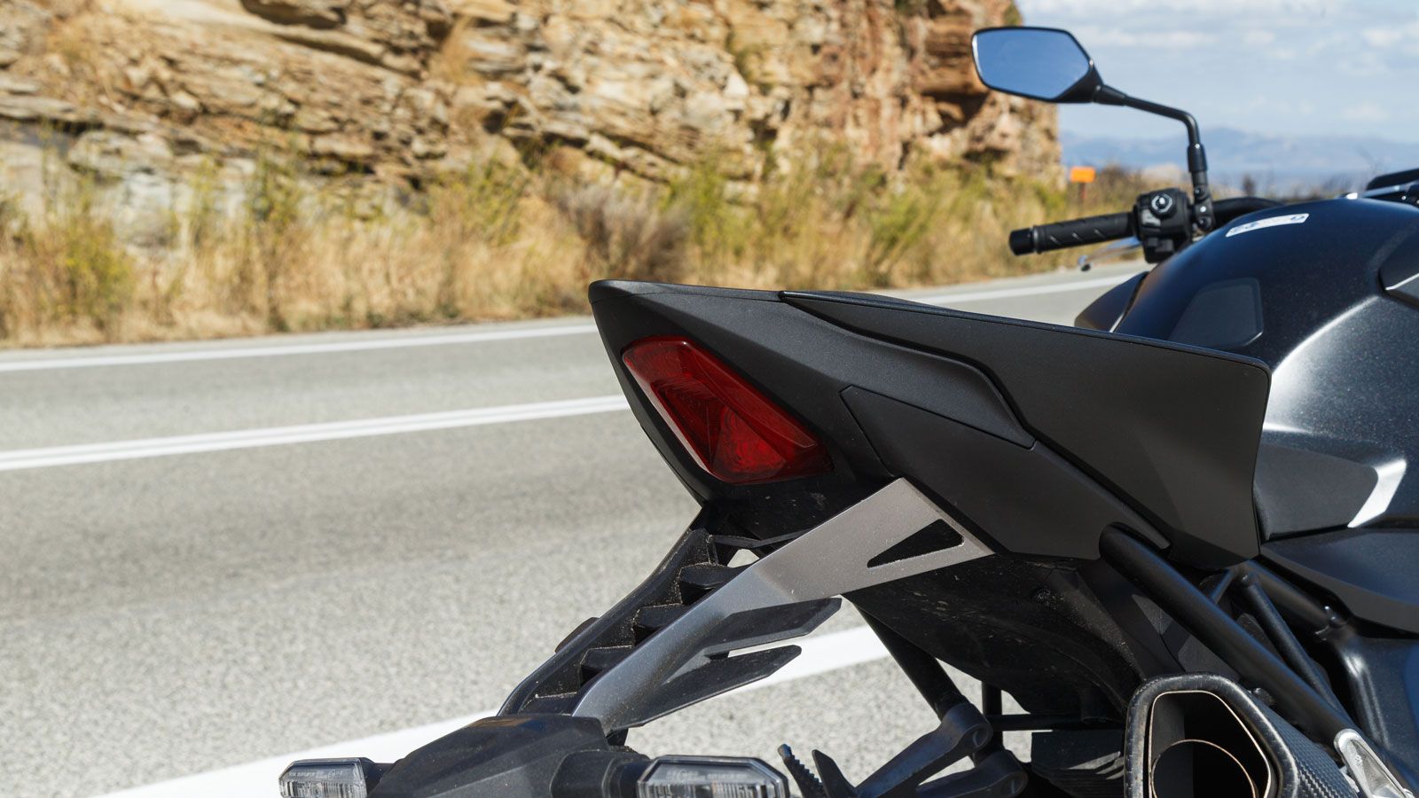 Το τελικό της SC Project με carbon φινίρισμα ολοκληρώνει την εικόνα ενός μοντέλου που δείχνει αποφασισμένο να ξεχωρίσει πριν καν βάλει μπροστά τον κιν