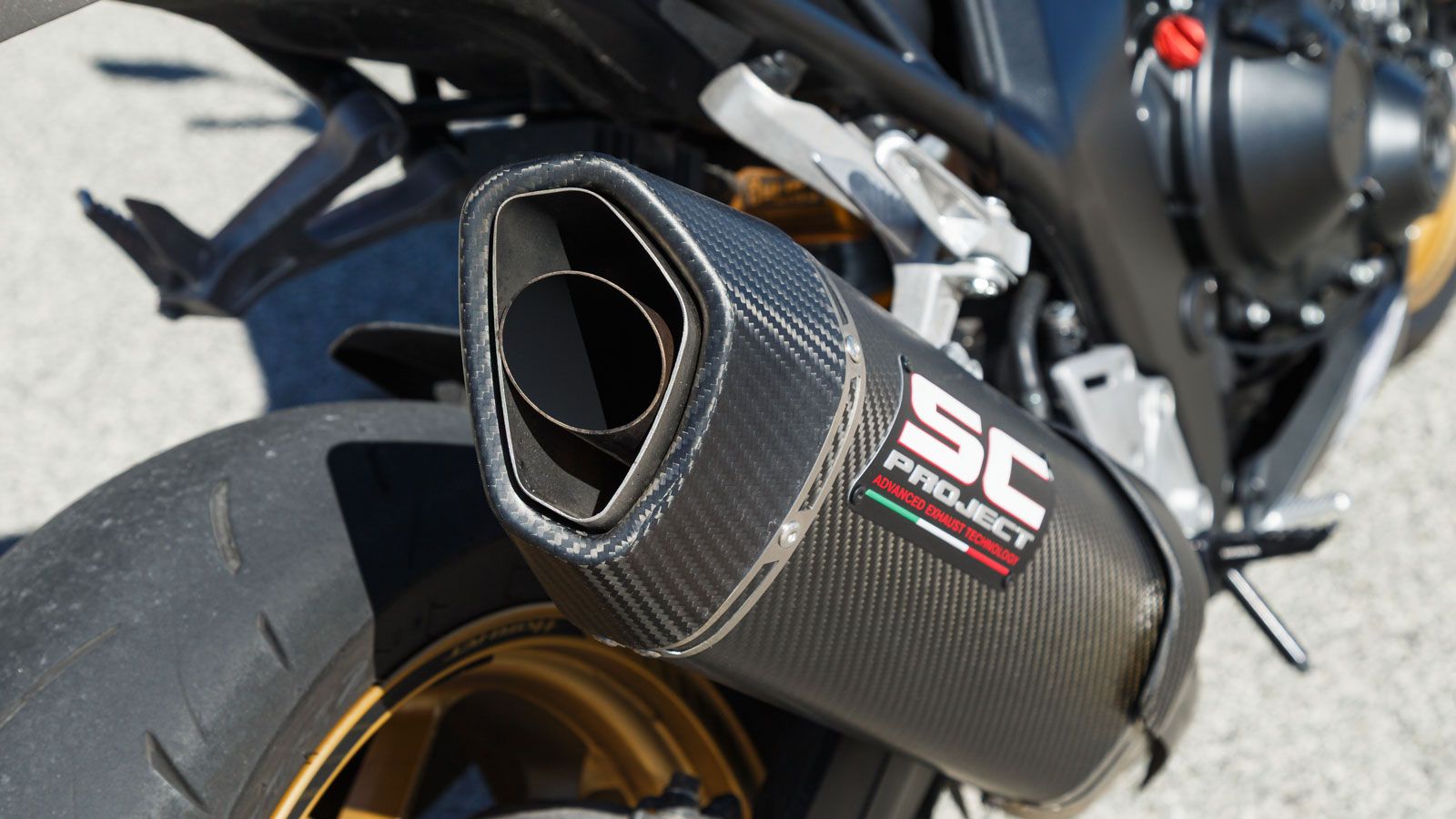 Η απόδοση φτάνει τους 157 ίππους στις 11.000 σ.α.λ. και τα 107 Nm στις 9.000 σ.α.λ., τιμές που την τοποθετούν στην κορυφή της κατηγορίας της. Η σχέση 