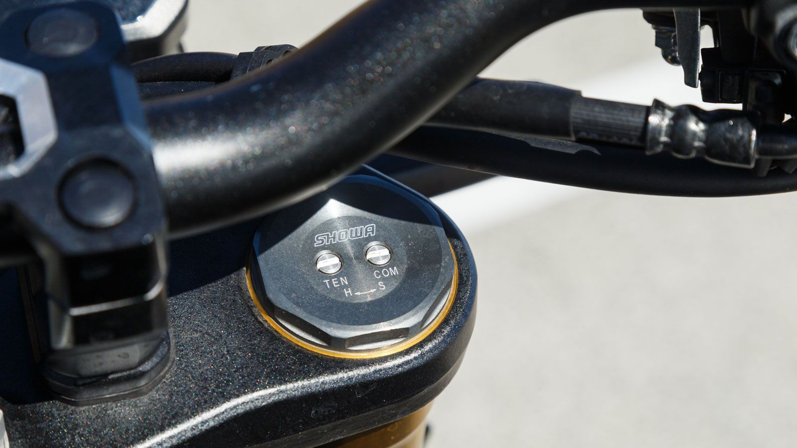 Η SP έκδοση ξεχωρίζει χάρη στο αναβαθμισμένο πακέτο αναρτήσεων υψηλής απόδοσης. Εμπρός συναντάμε το πλήρως ρυθμιζόμενο ανεστραμμένο πιρούνι Showa SFF-