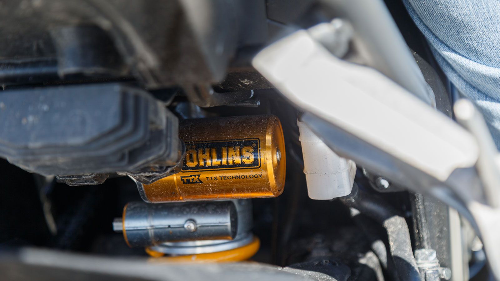 Πίσω, το Ohlins TTX36 έχει αντικαταστήσει το απλό αμορτισέρ της βασικής έκδοσης, προσφέροντας κορυφαία απόσβεση, δυνατότητα πλήρους ρύθμισης και συμπε