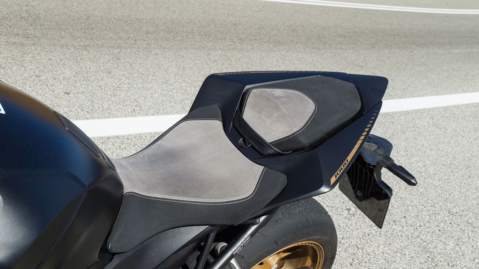 Είναι ξεκάθαρο πως η Hornet SP δίνει προτεραιότητα στον αναβάτη και στην αίσθηση απόλυτου ελέγχου, όχι στην άνεση δύο ατόμων.